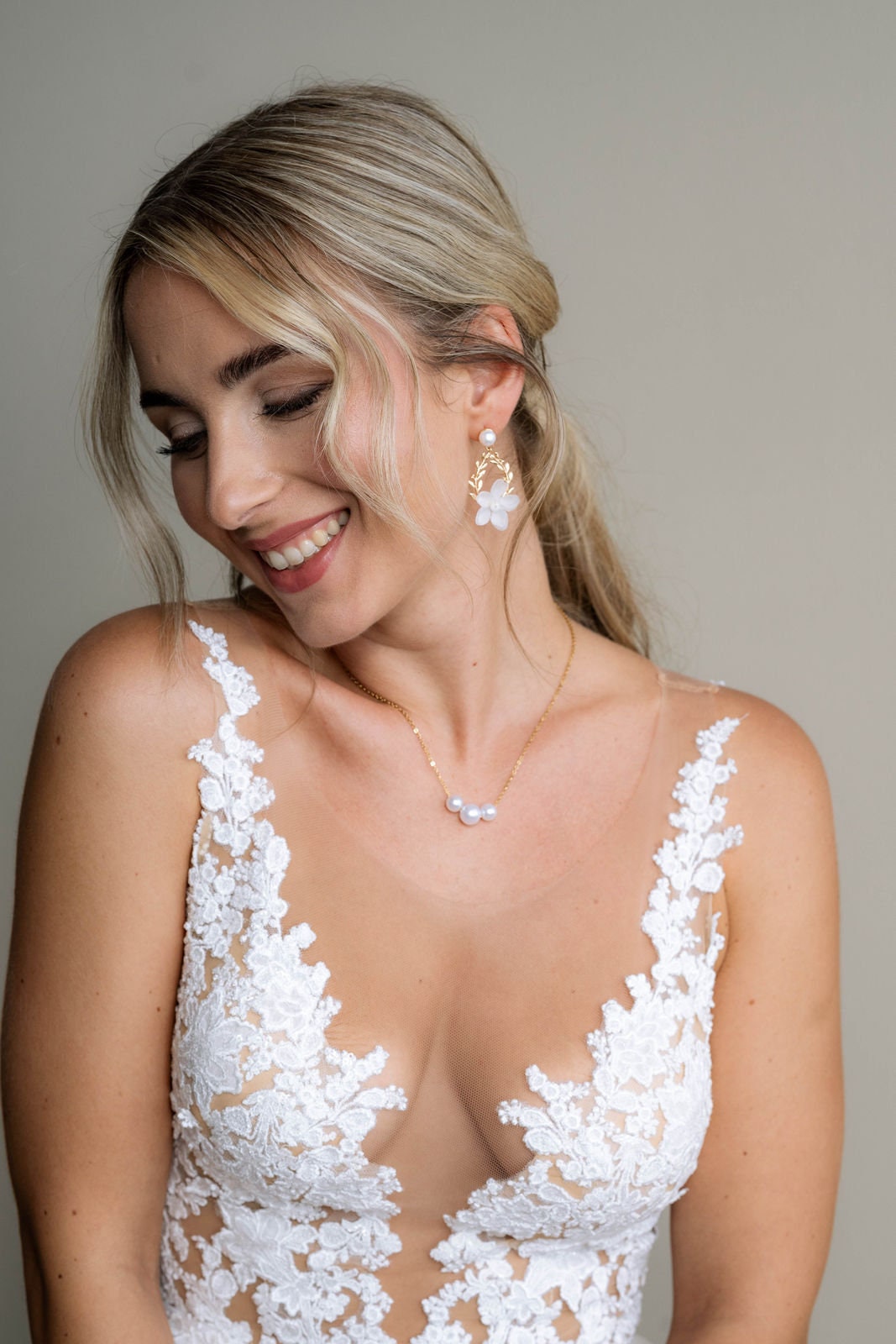 Blumige Brautohrringe mit Perlenohrstecker - Brautschmuck aus Seidenblüten, floraler Schmuck zur Hochzeit
