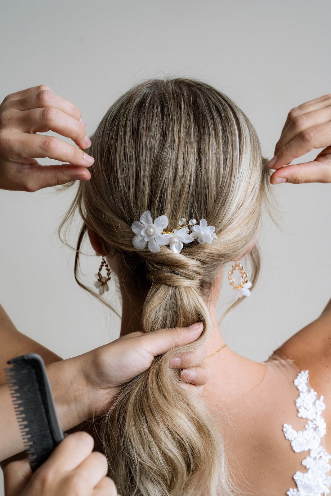 Blumige Brautohrringe mit Perlenohrstecker - Brautschmuck aus Seidenblüten, floraler Schmuck zur Hochzeit
