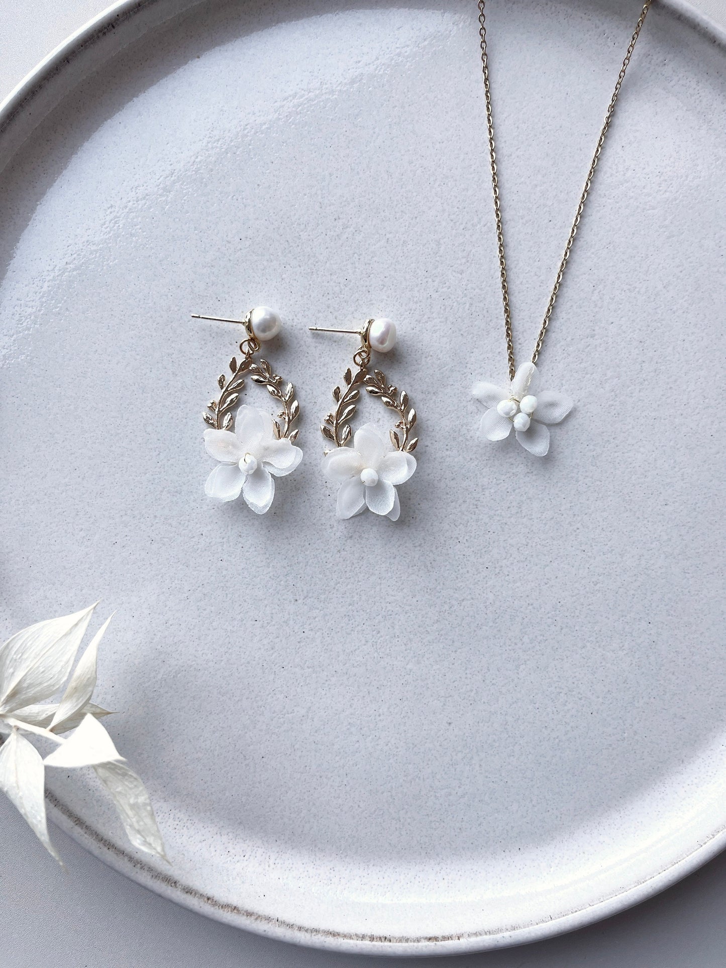 Blumige Brautohrringe mit Perlenohrstecker - Brautschmuck aus Seidenblüten, floraler Schmuck zur Hochzeit