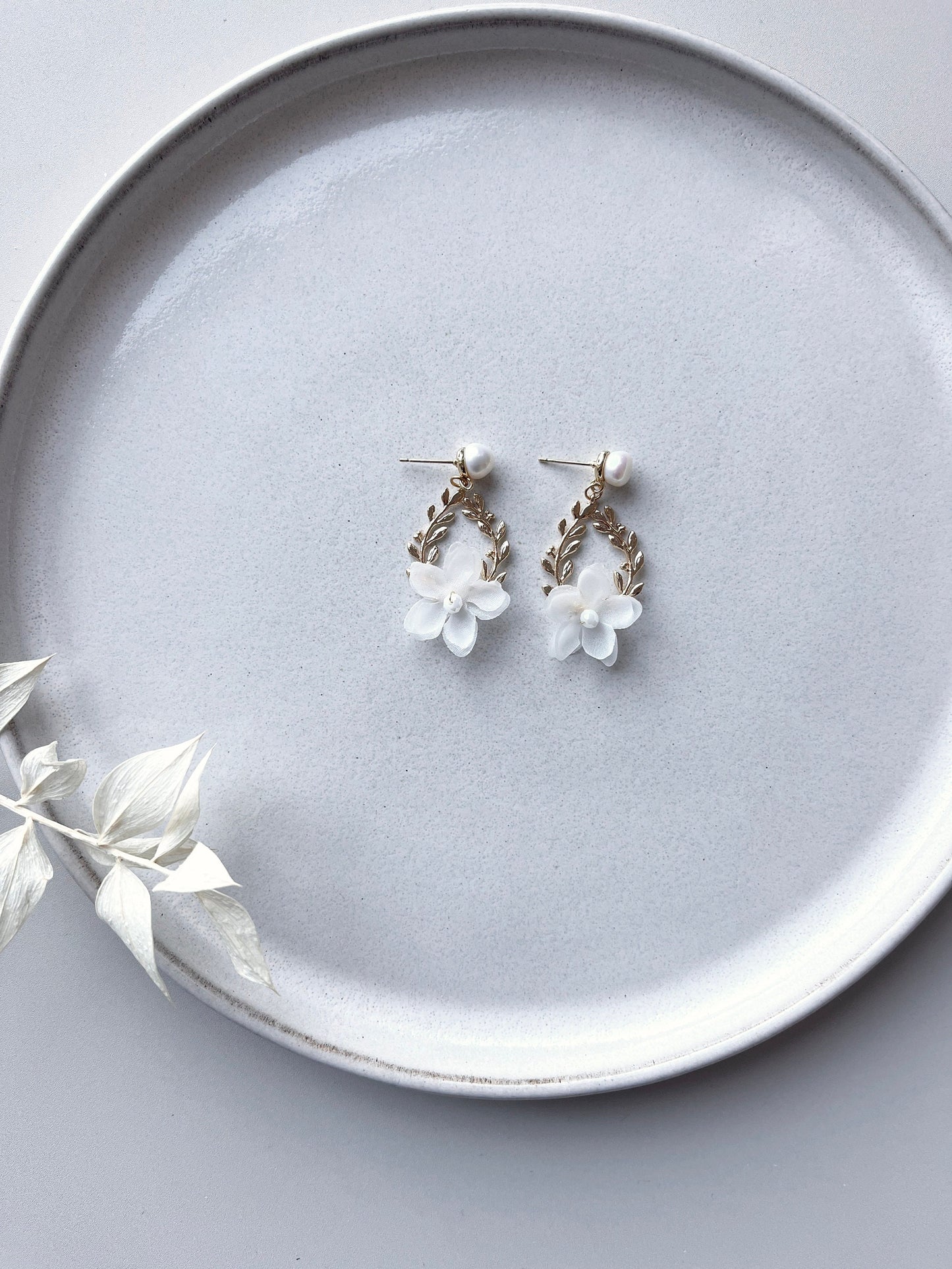 Blumige Brautohrringe mit Perlenohrstecker - Brautschmuck aus Seidenblüten, floraler Schmuck zur Hochzeit