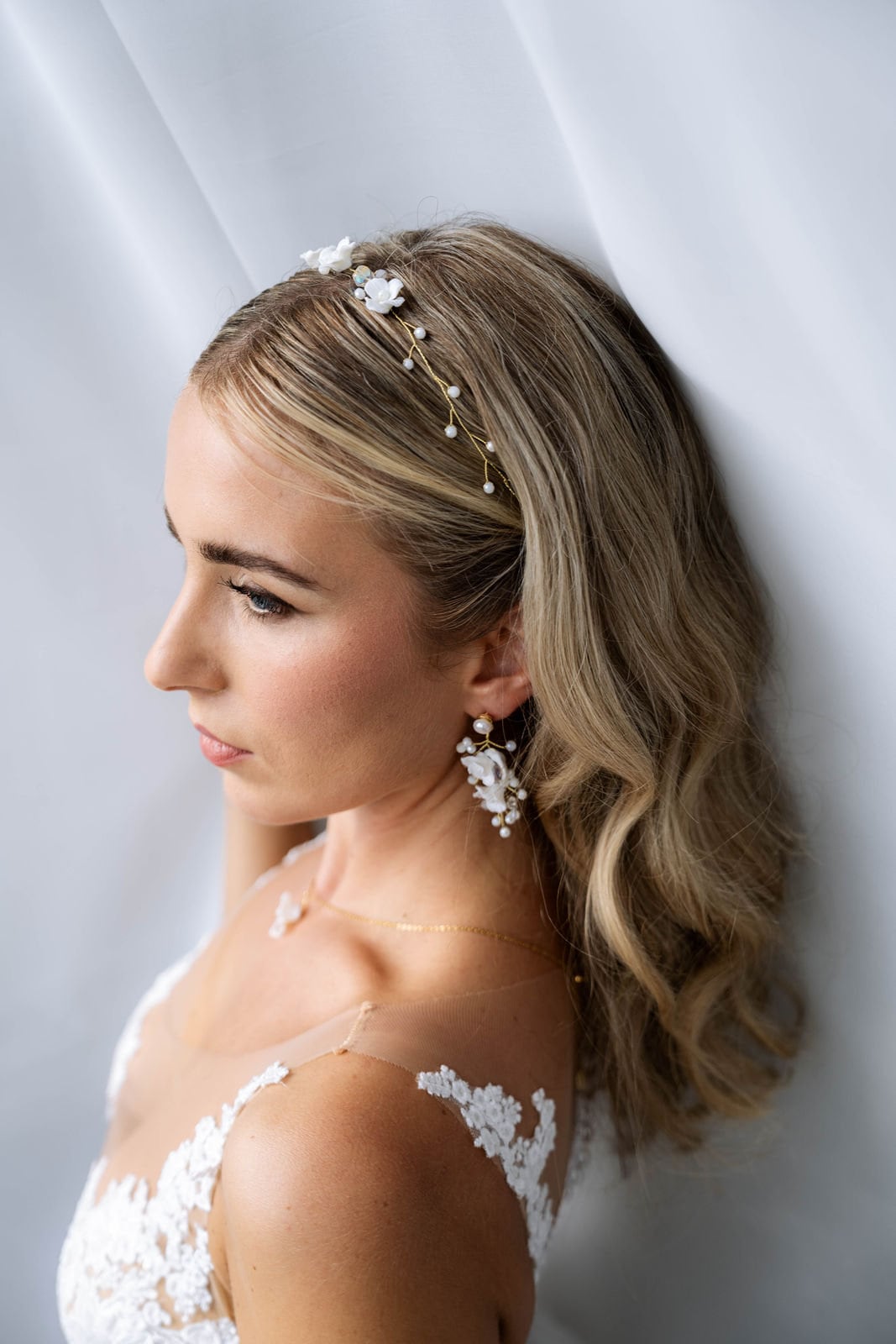 Braut Haardraht mit Blüten & Perlen – Floraler Haarschmuck mit Keramikblüten für die Hochzeit | In Gold, Silber & Rosé erhältlich
