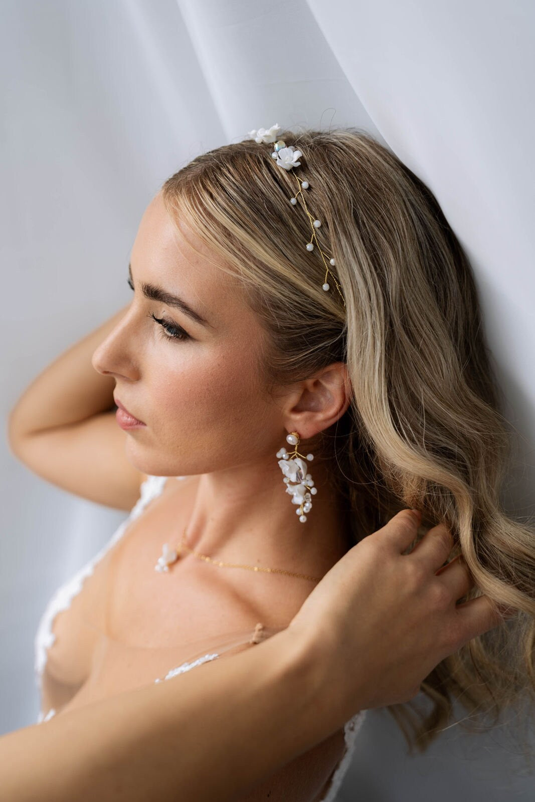 Braut Haardraht mit Blüten & Perlen – Floraler Haarschmuck mit Keramikblüten für die Hochzeit | In Gold, Silber & Rosé erhältlich