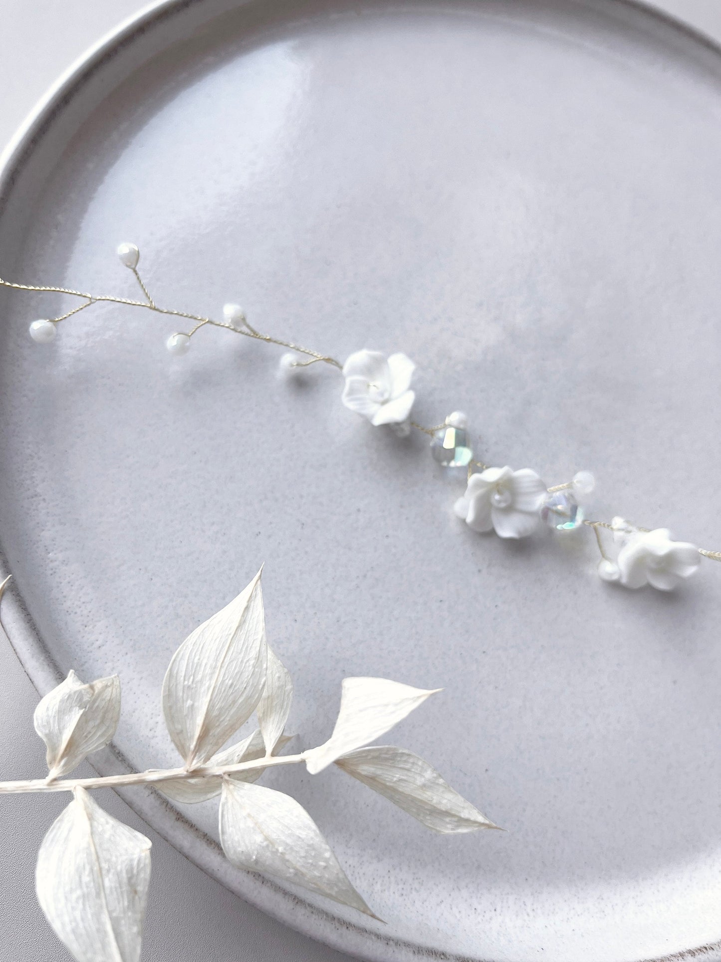 Braut Haardraht mit Blüten & Perlen – Floraler Haarschmuck mit Keramikblüten für die Hochzeit | In Gold, Silber & Rosé erhältlich