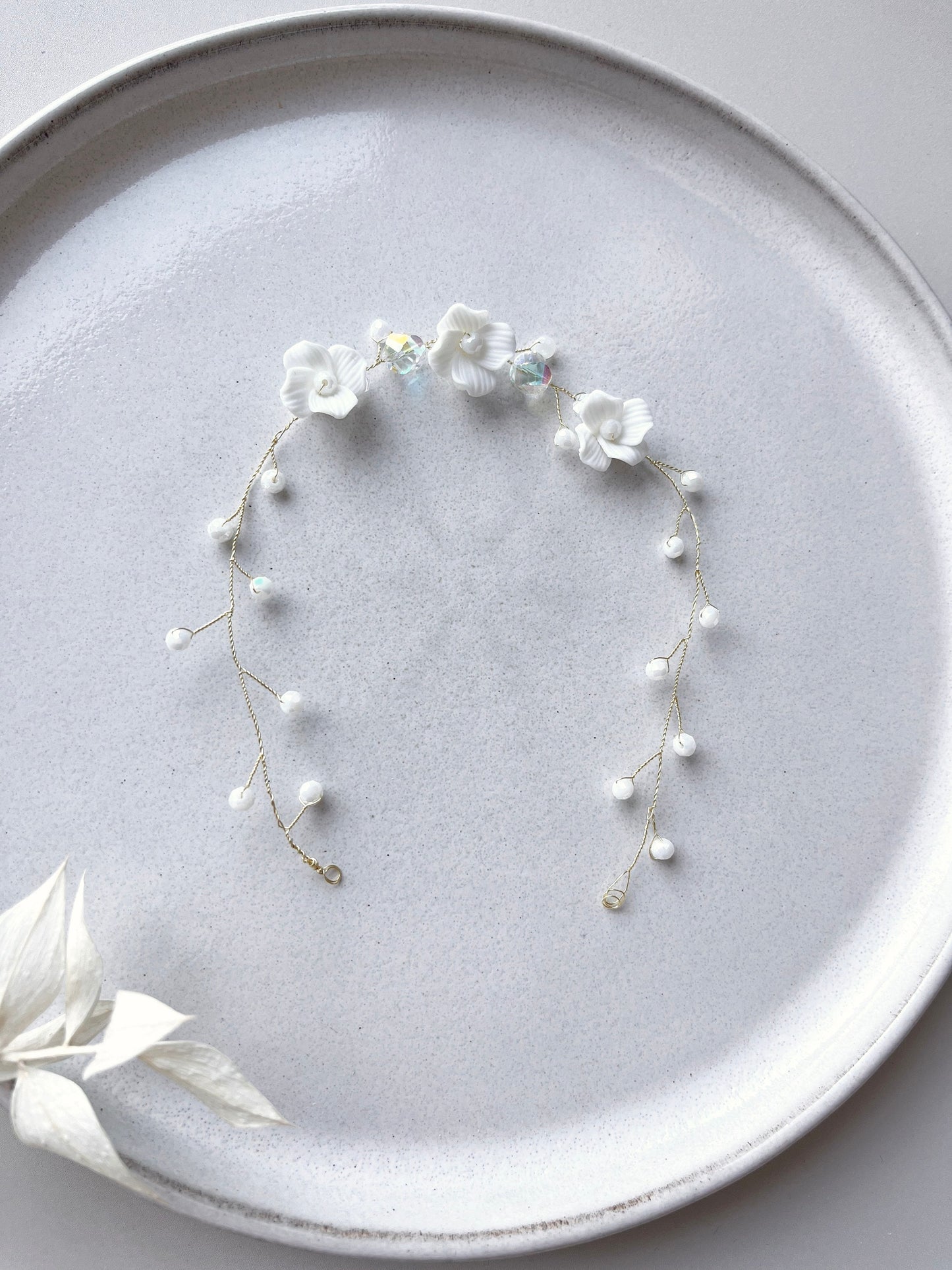 Braut Haardraht mit Blüten & Perlen – Floraler Haarschmuck mit Keramikblüten für die Hochzeit | In Gold, Silber & Rosé erhältlich