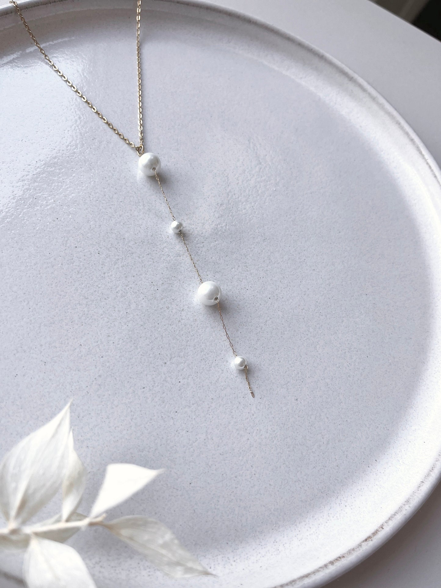 Y-Brautkette mit Perlen – Vergoldete Edelstahlkette zur Hochzeit | Zarter Brautschmuck für ein betontes Dekolleté