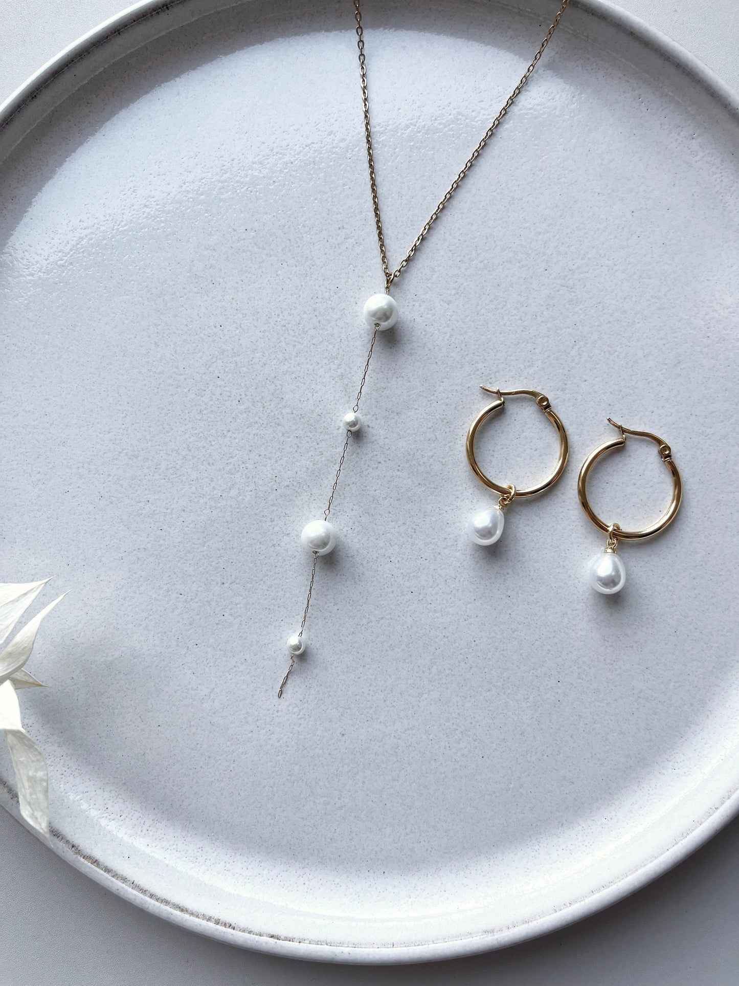 Y-Brautkette mit Perlen – Vergoldete Edelstahlkette zur Hochzeit | Zarter Brautschmuck für ein betontes Dekolleté