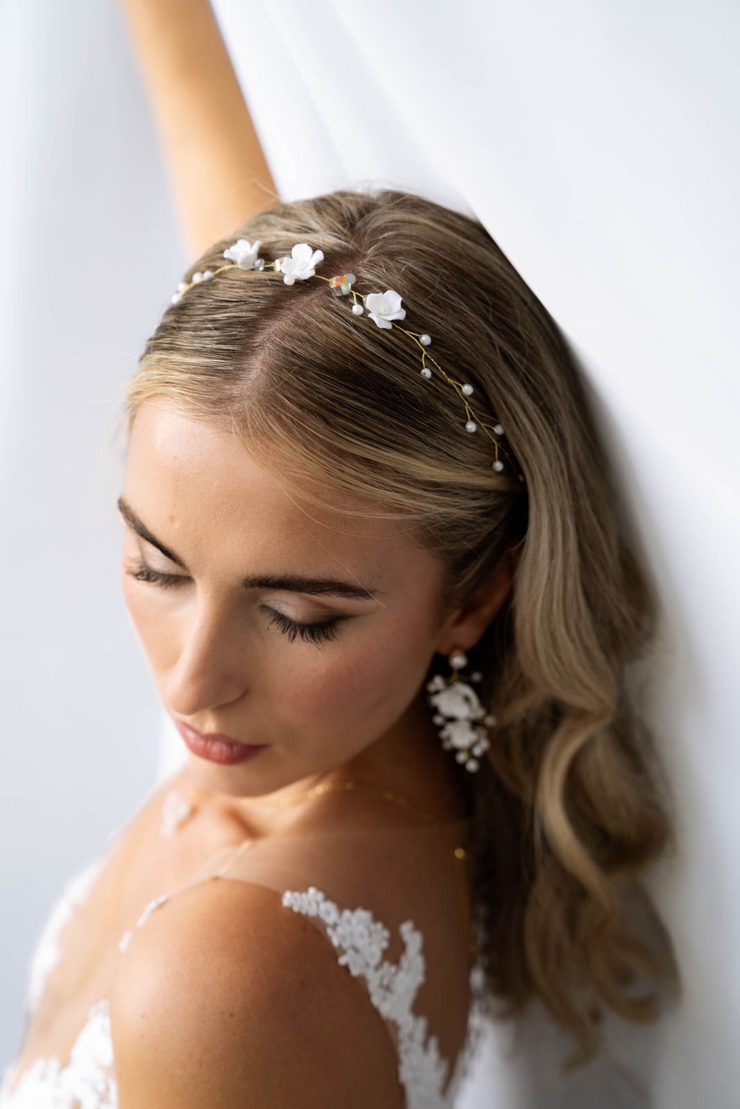 Braut Haardraht mit Blüten & Perlen – Floraler Haarschmuck mit Keramikblüten für die Hochzeit | In Gold, Silber & Rosé erhältlich