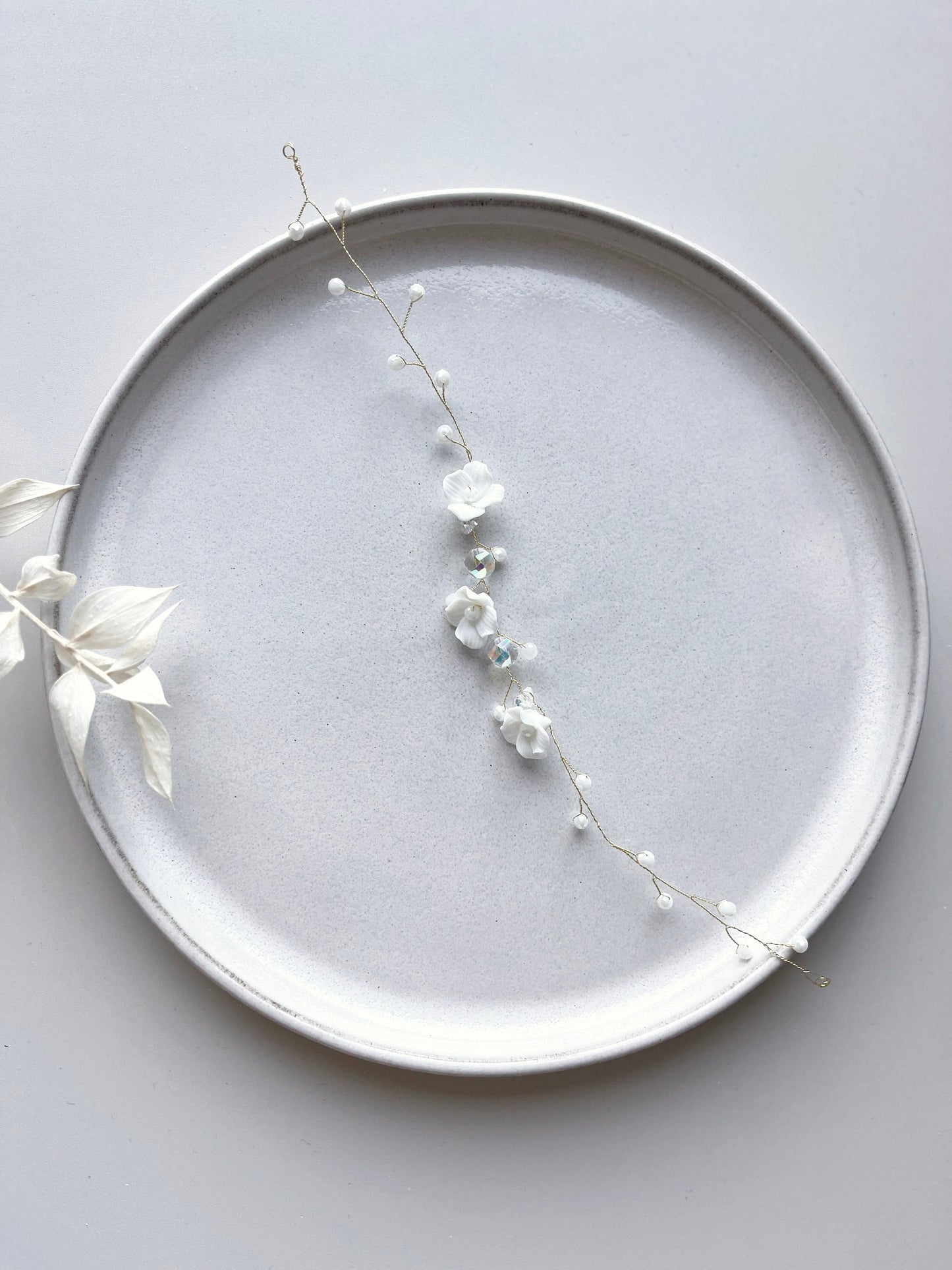 Braut Haardraht mit Blüten & Perlen – Floraler Haarschmuck mit Keramikblüten für die Hochzeit | In Gold, Silber & Rosé erhältlich