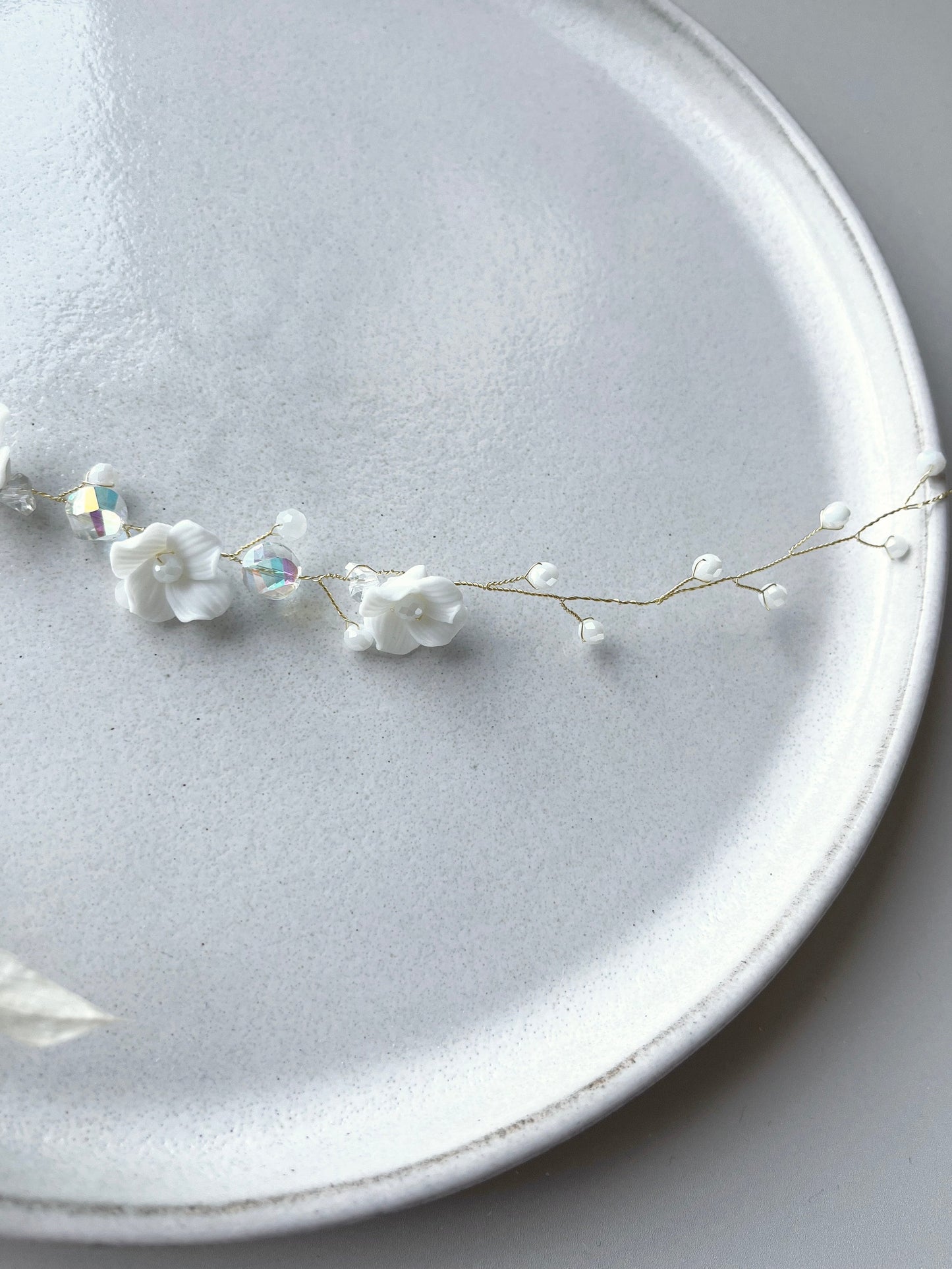 Braut Haardraht mit Blüten & Perlen – Floraler Haarschmuck mit Keramikblüten für die Hochzeit | In Gold, Silber & Rosé erhältlich