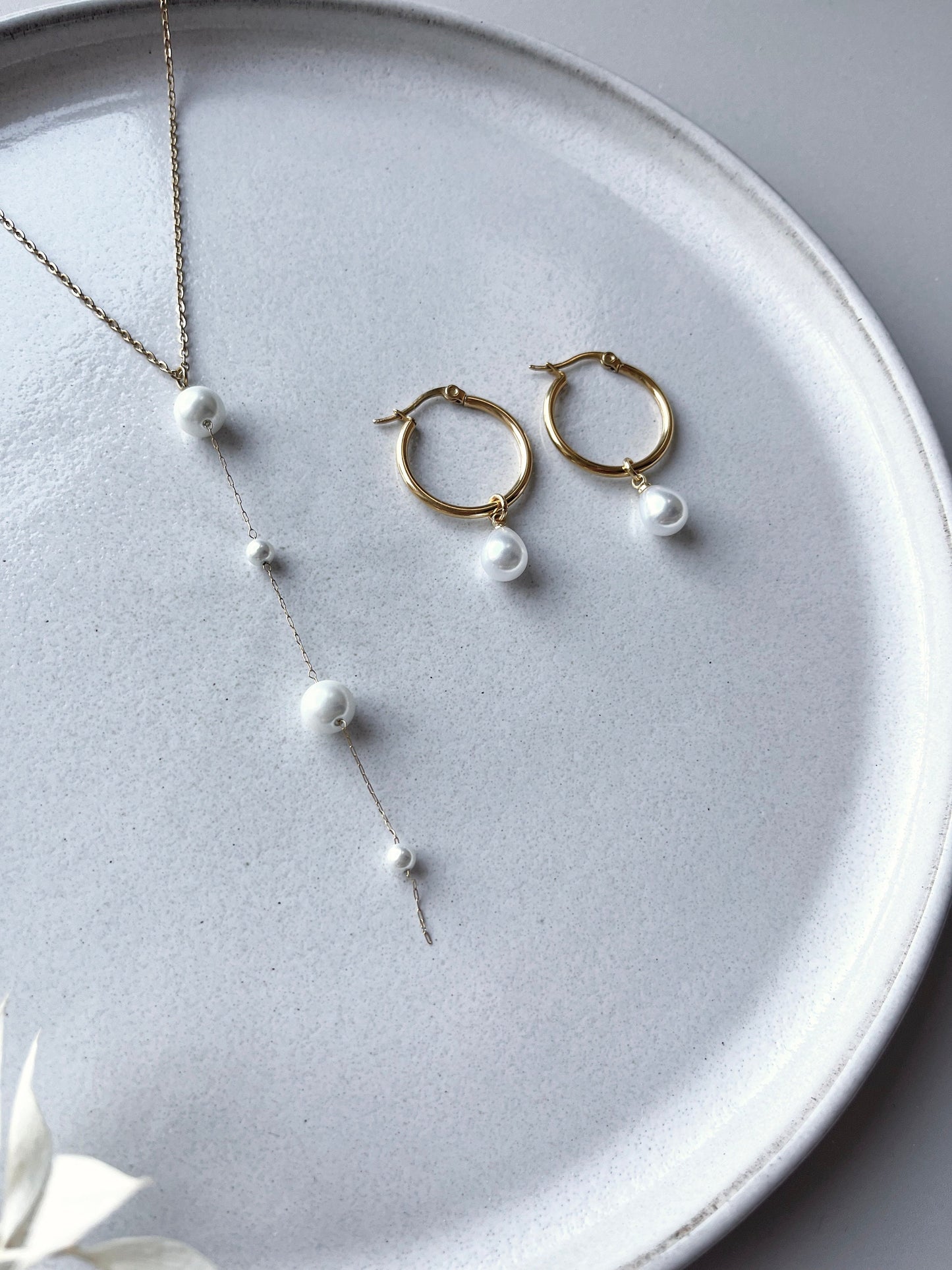 Y-Brautkette mit Perlen – Vergoldete Edelstahlkette zur Hochzeit | Zarter Brautschmuck für ein betontes Dekolleté