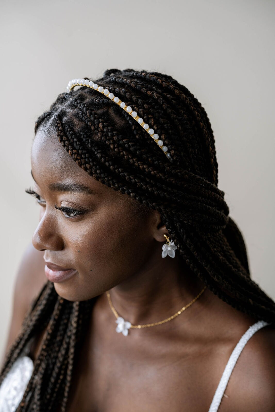 Elegante Braut Ohrstecker mit weißen Seidenblüten & Glasperlen – Floraler Hochzeitsschmuck mit 18k vergoldeten Steckern
