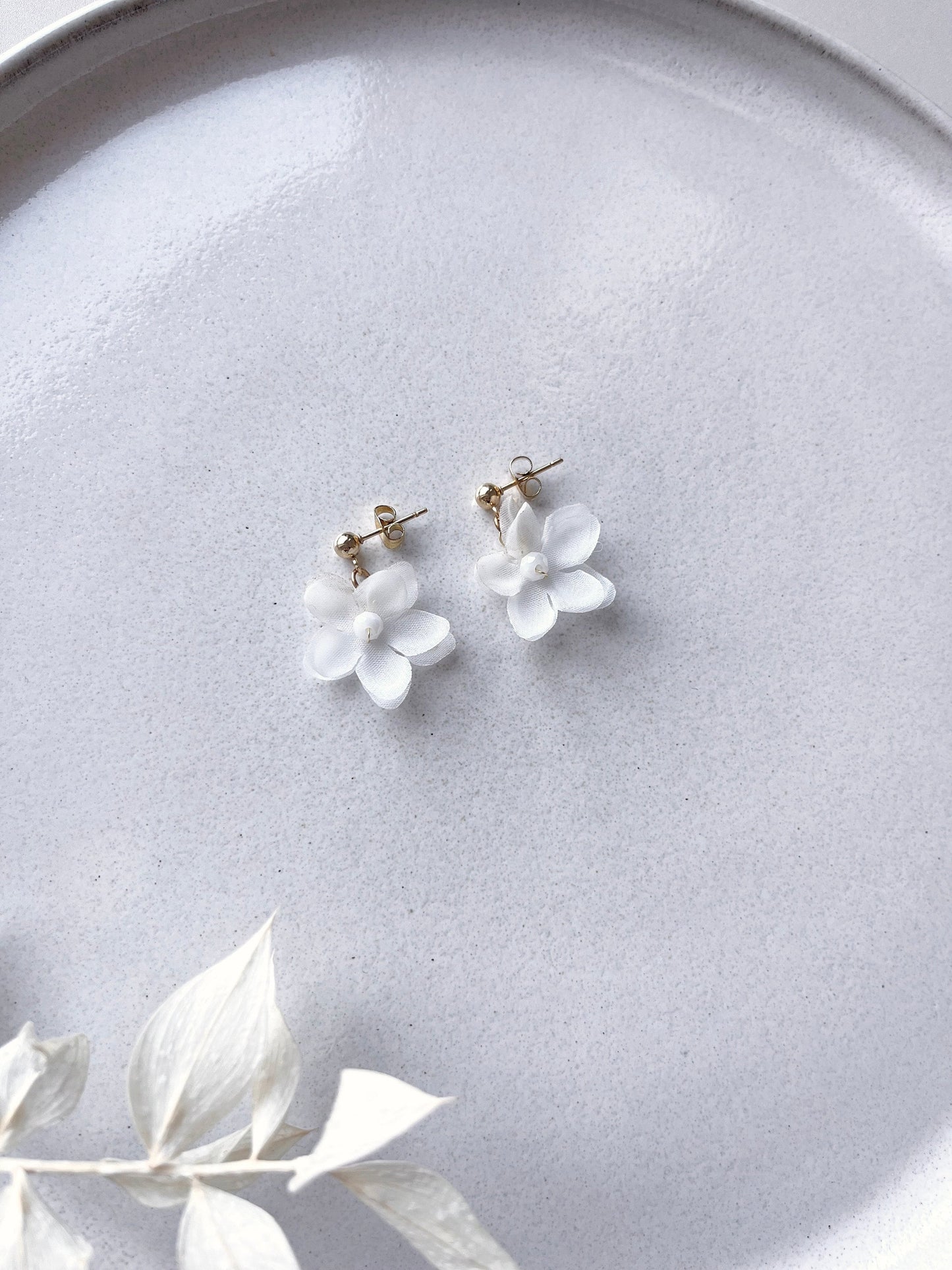 Elegante Braut Ohrstecker mit weißen Seidenblüten & Glasperlen – Floraler Hochzeitsschmuck mit 18k vergoldeten Steckern