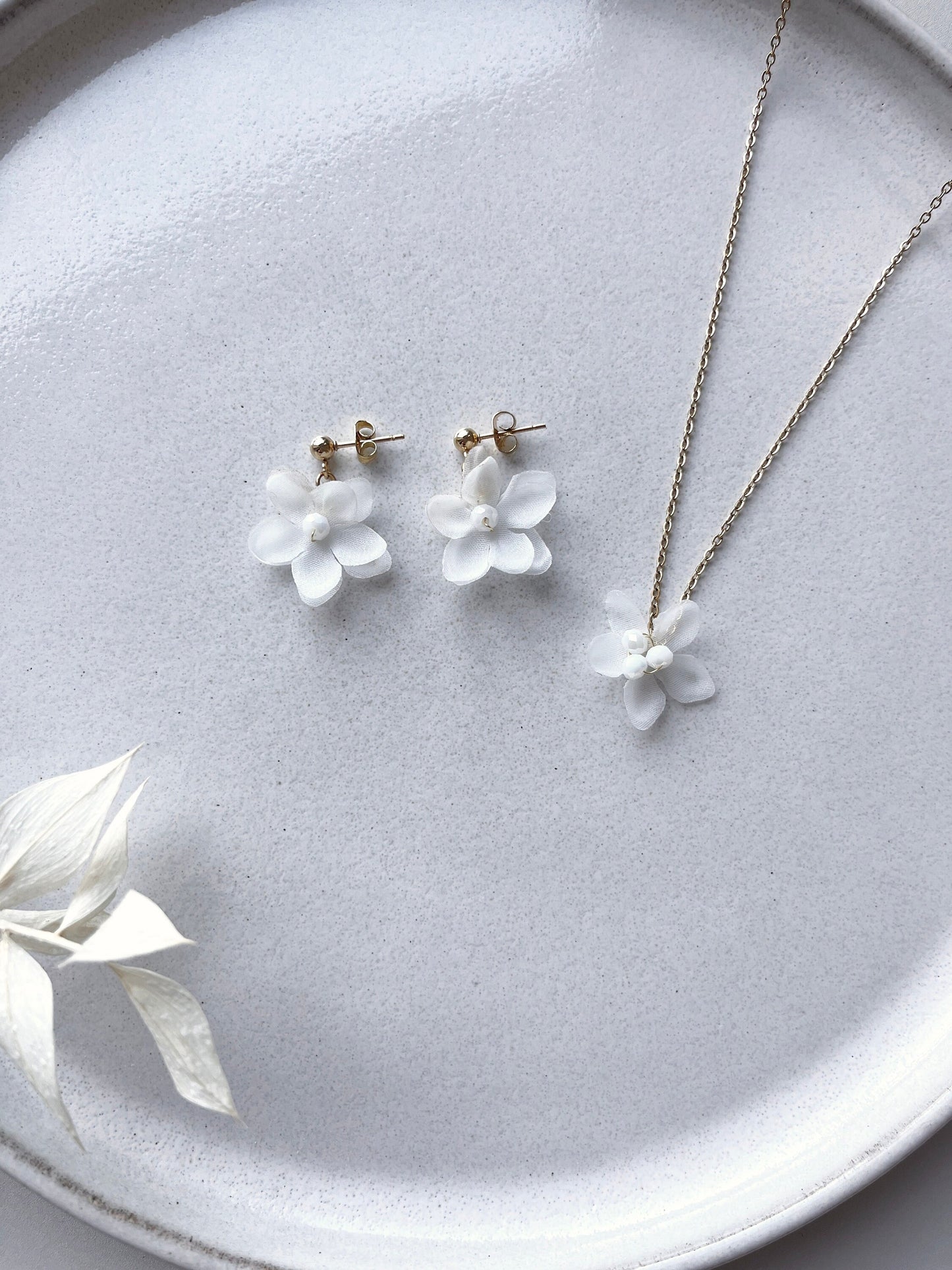 Elegante Braut Ohrstecker mit weißen Seidenblüten & Glasperlen – Floraler Hochzeitsschmuck mit 18k vergoldeten Steckern