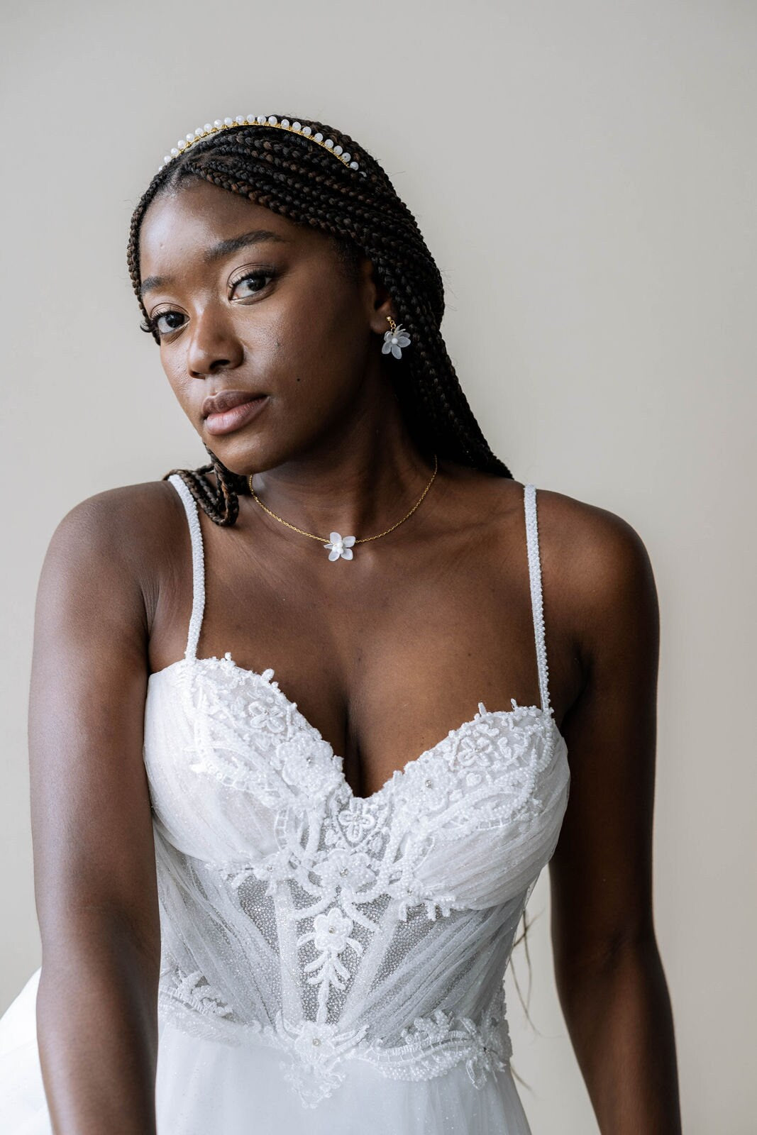 Elegante Braut Ohrstecker mit weißen Seidenblüten & Glasperlen – Floraler Hochzeitsschmuck mit 18k vergoldeten Steckern