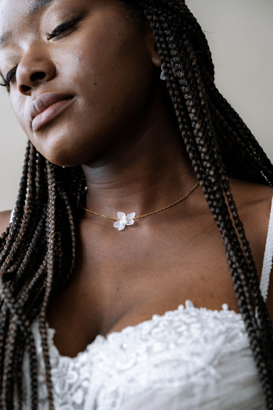Elegante Braut Ohrstecker mit weißen Seidenblüten & Glasperlen – Floraler Hochzeitsschmuck mit 18k vergoldeten Steckern