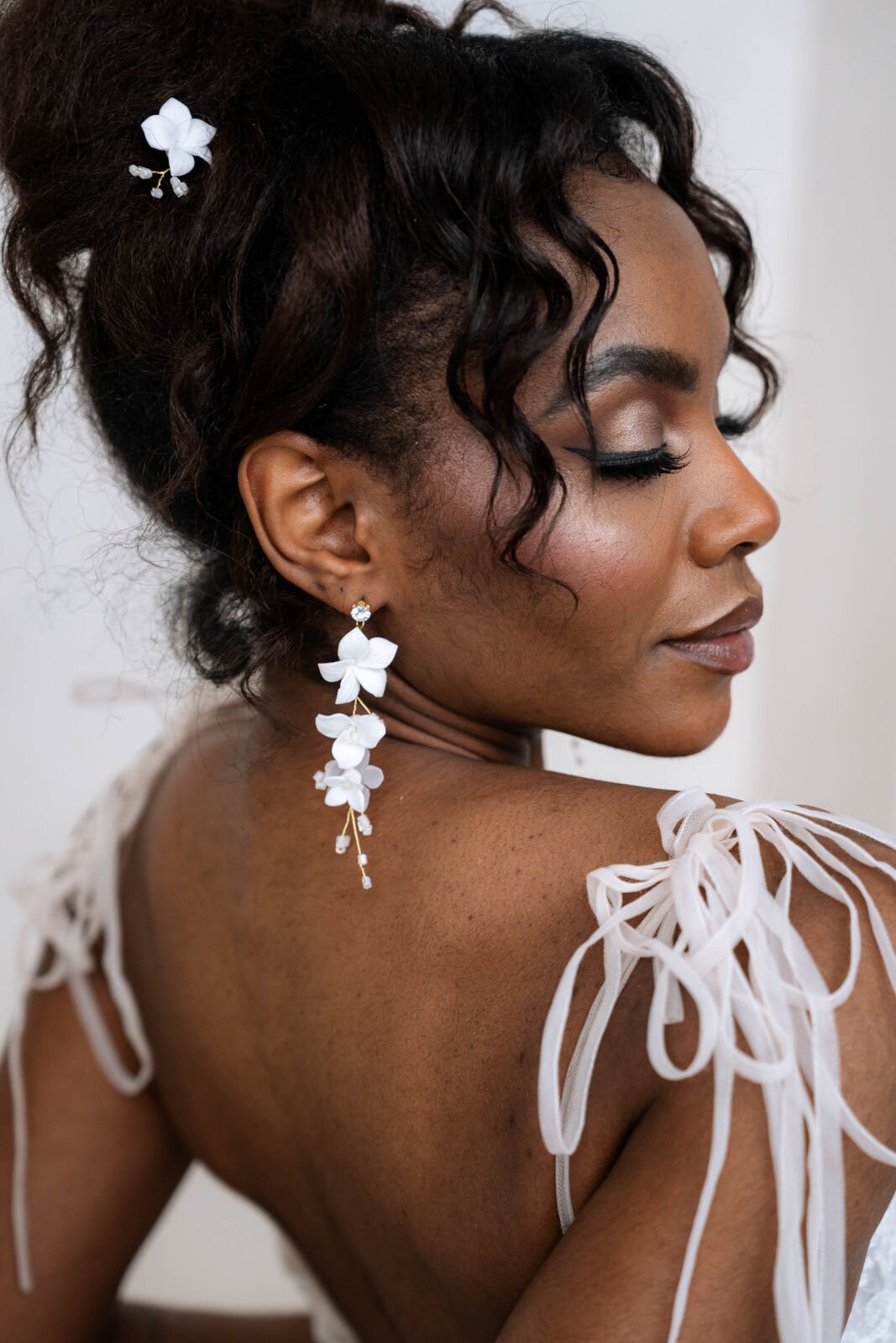 Große blumige Statement Brautohrringe – Weißer Brautschmuck mit Keramikblüten & Perlen | Floraler Hochzeitsschmuck