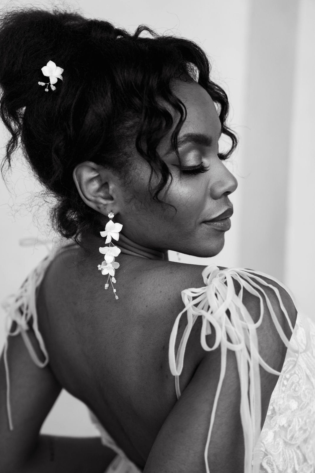 Große blumige Statement Brautohrringe – Weißer Brautschmuck mit Keramikblüten & Perlen | Floraler Hochzeitsschmuck