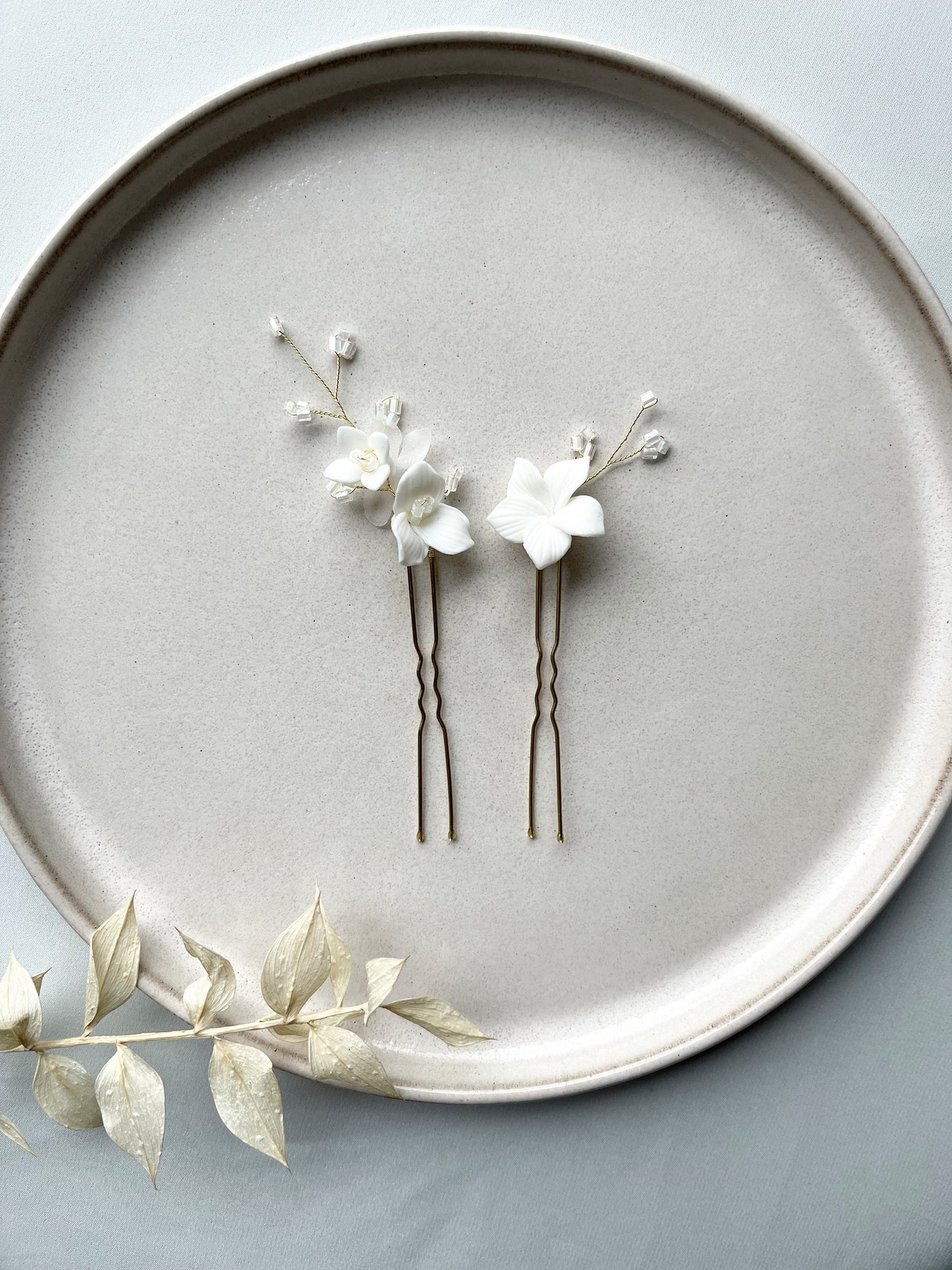 Goldfarbene Braut Haarnadeln mit Keramikblüten & Perlen – 2er Set Haarschmuck zur Hochzeit | In Gold, Silber und Roségold erhältlich