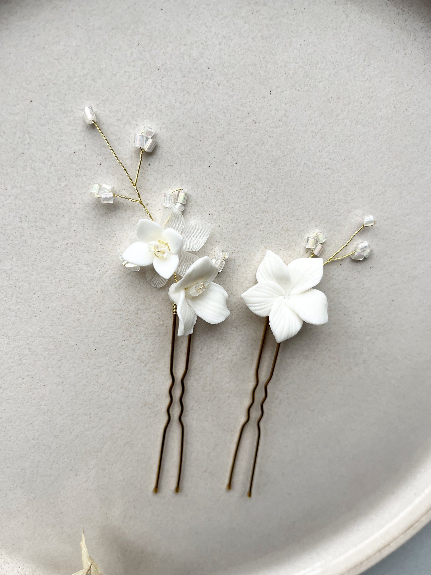 Goldfarbene Braut Haarnadeln mit Keramikblüten & Perlen – 2er Set Haarschmuck zur Hochzeit | In Gold, Silber und Roségold erhältlich