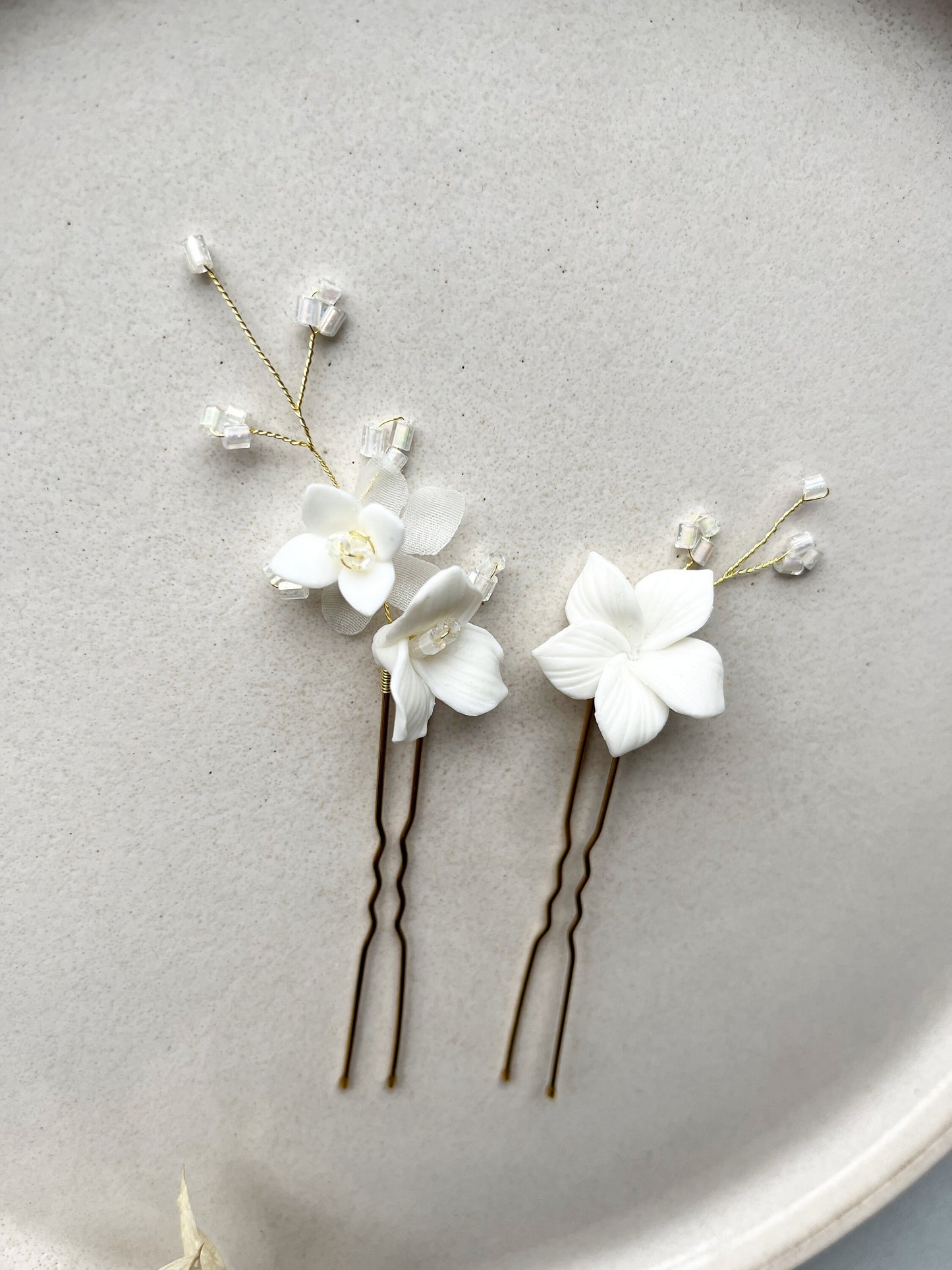 Goldfarbene Braut Haarnadeln mit Keramikblüten & Perlen – 2er Set Haarschmuck zur Hochzeit | In Gold, Silber und Roségold erhältlich