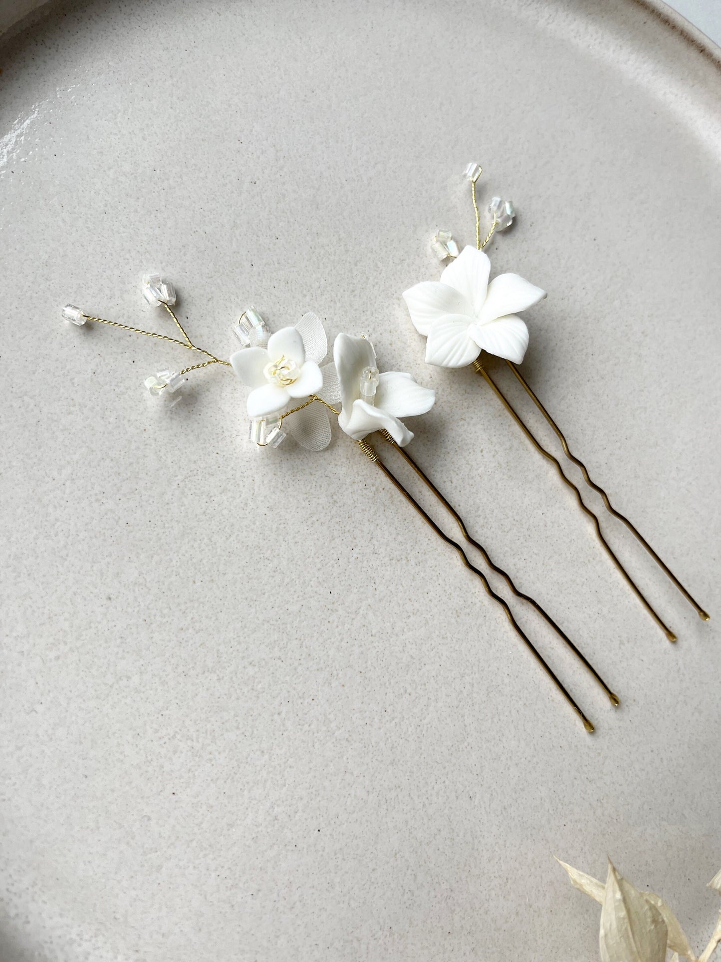 Goldfarbene Braut Haarnadeln mit Keramikblüten & Perlen – 2er Set Haarschmuck zur Hochzeit | In Gold, Silber und Roségold erhältlich