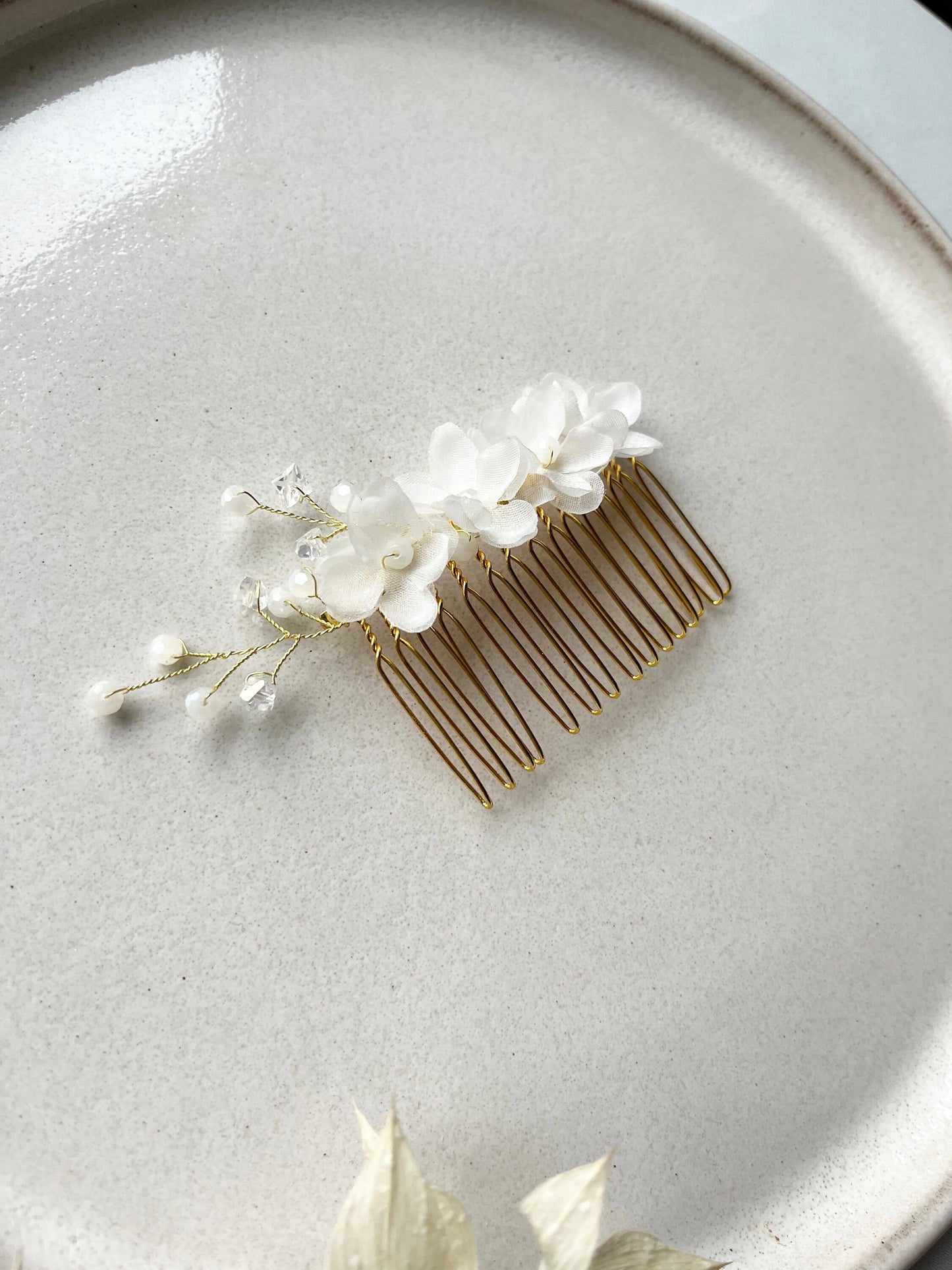Zarter Brauthaarkamm mit Chiffonblüten & Perlen – Floraler Haarschmuck zur Hochzeit | Metallkamm vergoldet