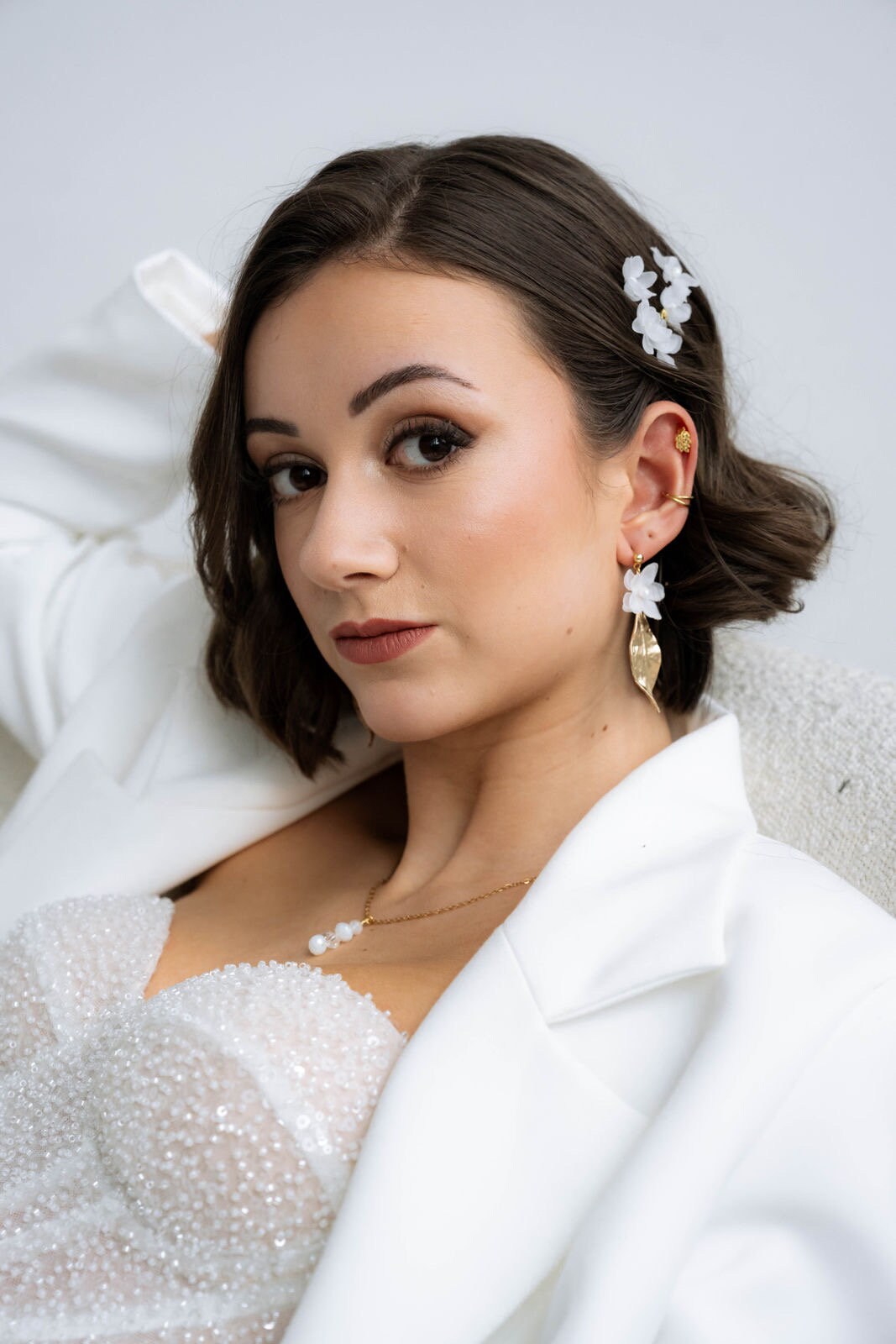 Zarter Brauthaarkamm mit Chiffonblüten & Perlen – Floraler Haarschmuck zur Hochzeit | Metallkamm vergoldet