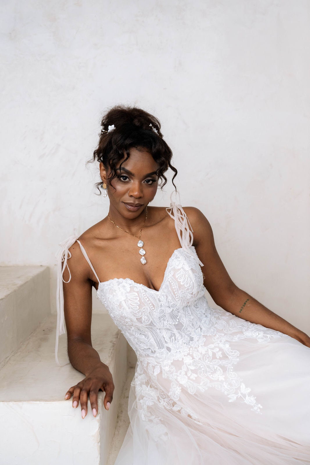 Goldfarbene Braut Haarnadeln mit Keramikblüten & Perlen – 2er Set Haarschmuck zur Hochzeit | In Gold, Silber und Roségold erhältlich