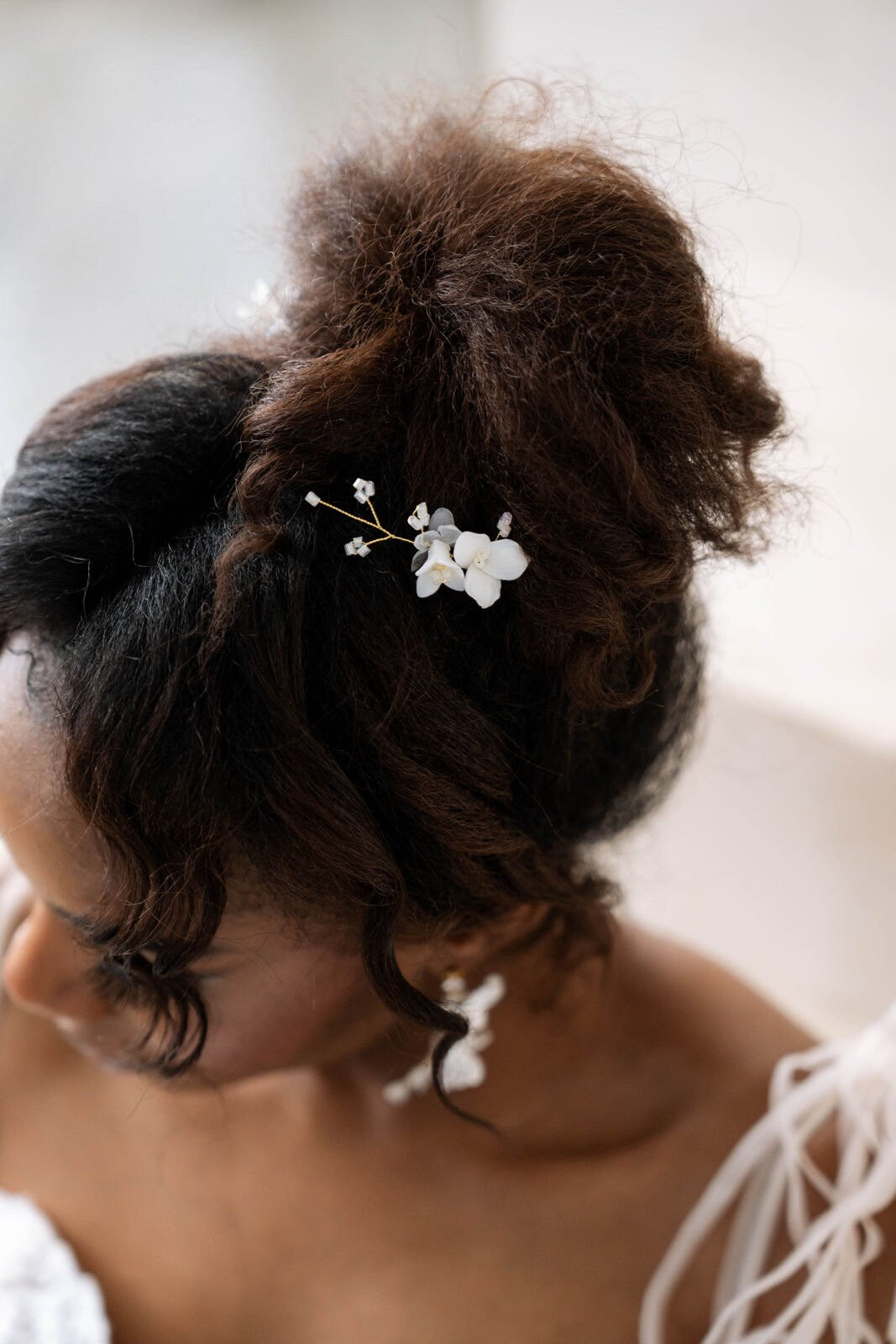 Goldfarbene Braut Haarnadeln mit Keramikblüten & Perlen – 2er Set Haarschmuck zur Hochzeit | In Gold, Silber und Roségold erhältlich