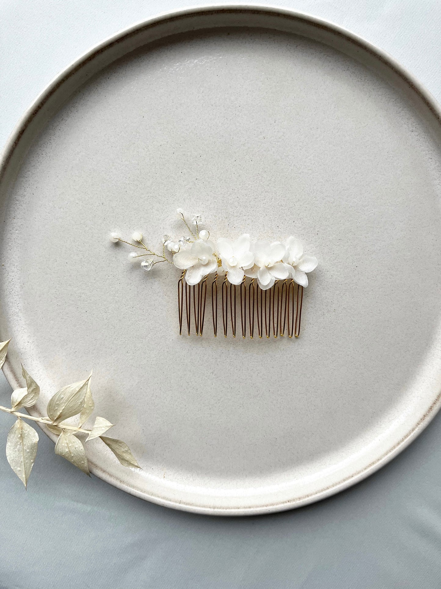 Zarter Brauthaarkamm mit Chiffonblüten & Perlen – Floraler Haarschmuck zur Hochzeit | Metallkamm vergoldet