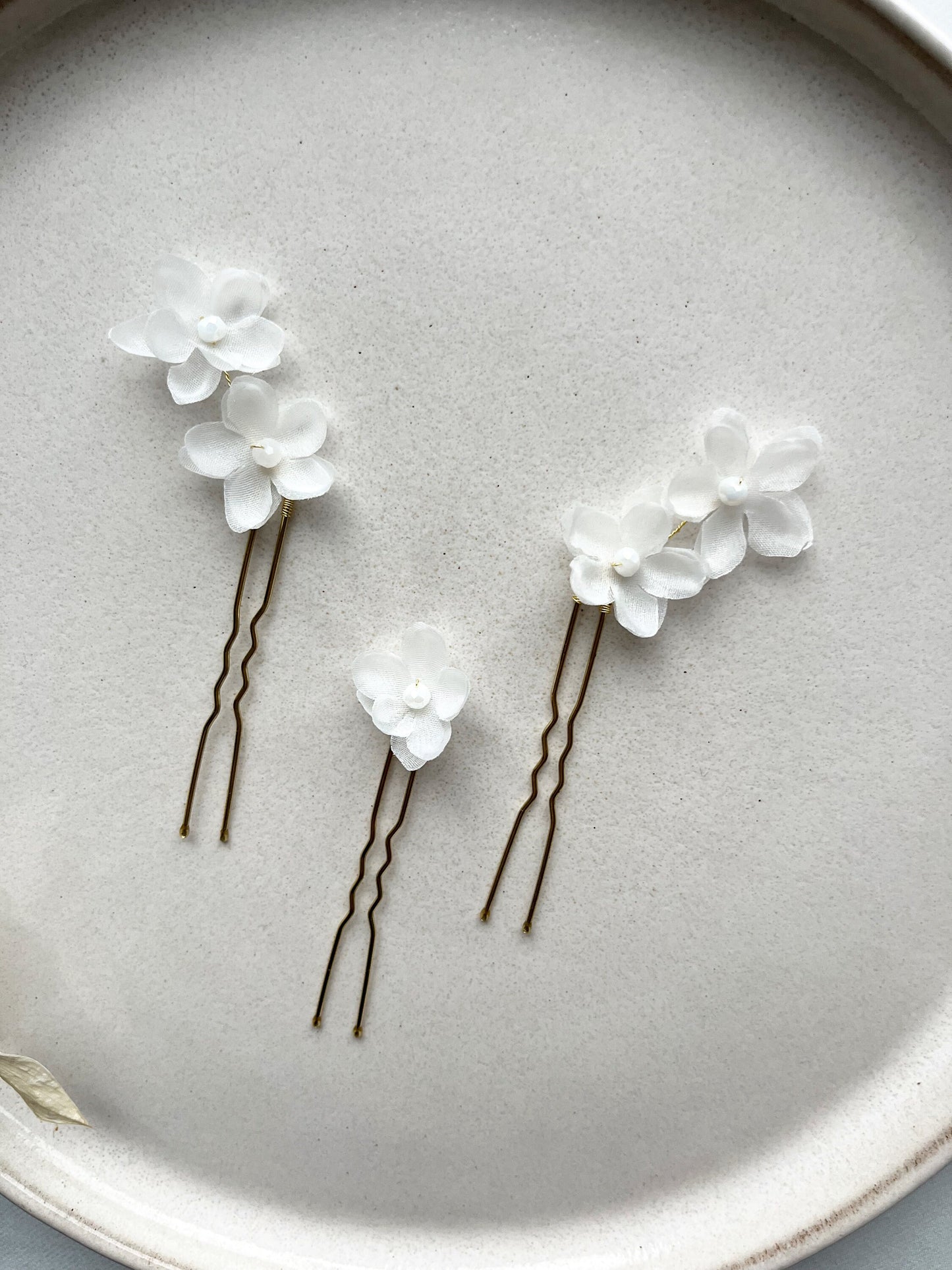 Braut-Haarnadeln mit Seidenblüten & Perlen – 3er Set zarter Haarschmuck für die Hochzeit | In Gold, Silber oder Roségold