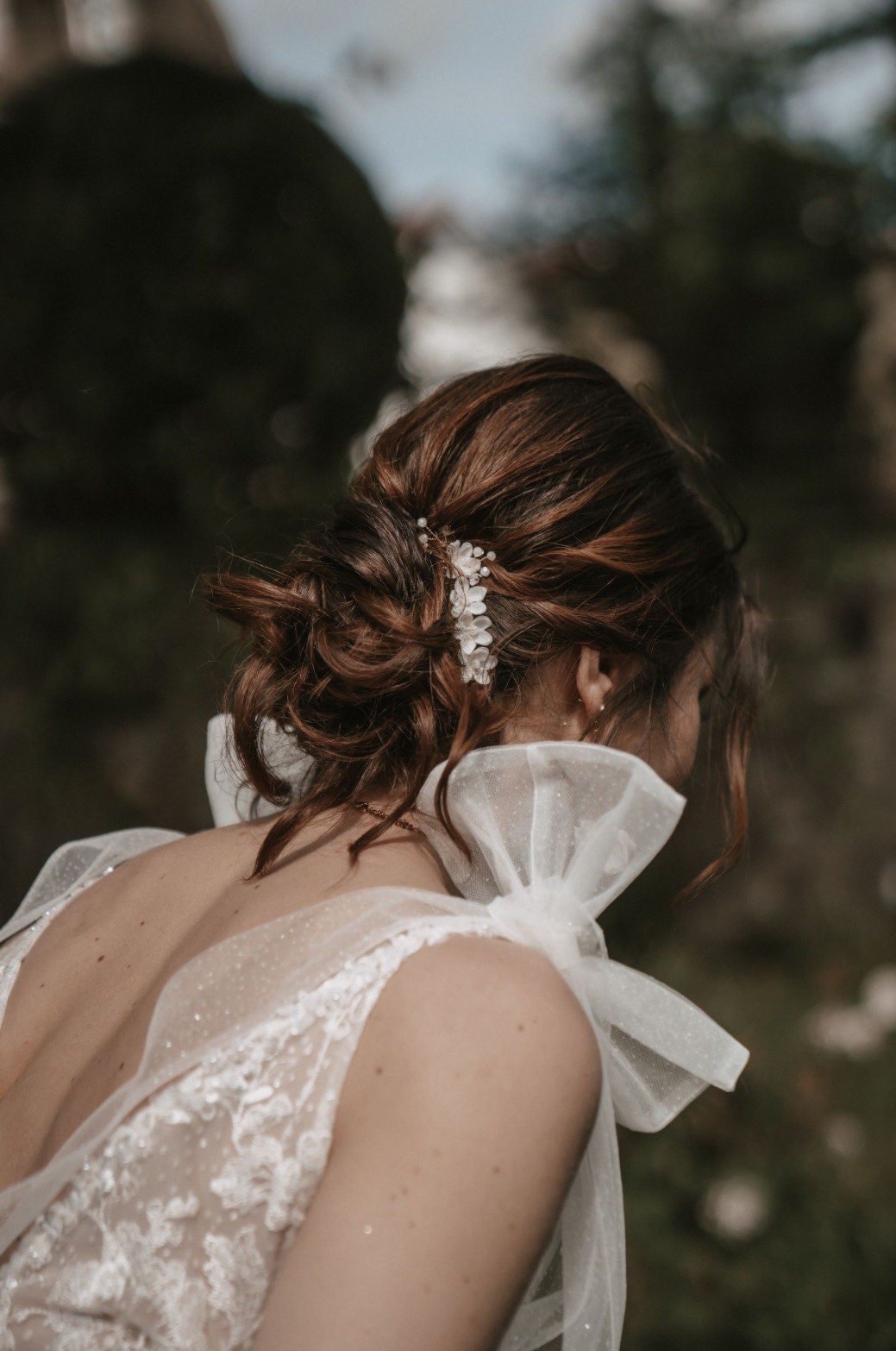 Zarter Brauthaarkamm mit Chiffonblüten & Perlen – Floraler Haarschmuck zur Hochzeit | Metallkamm vergoldet