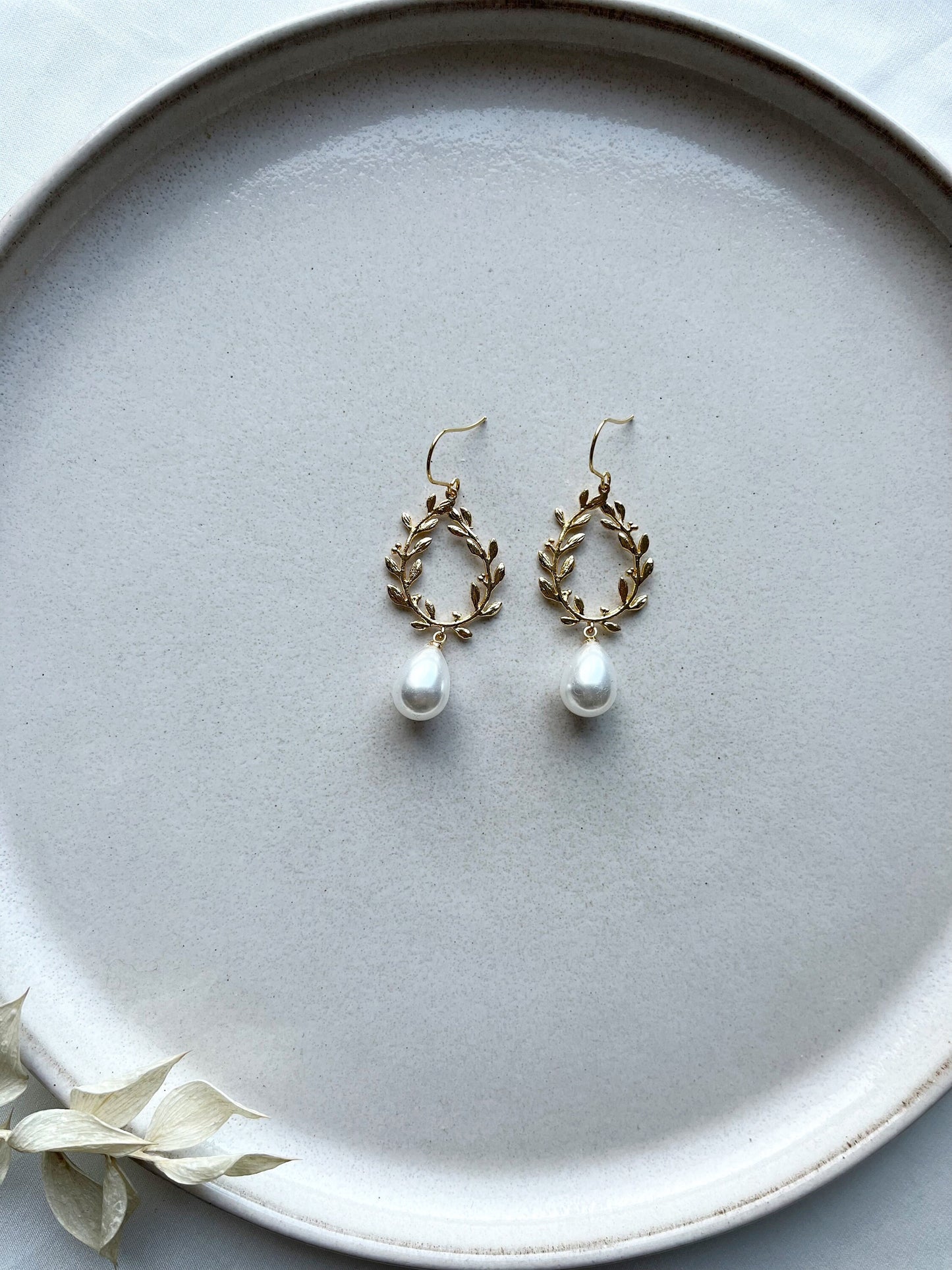 Florale Brautohrringe in Gold mit Perlenanhänger – Zarter Brautschmuck mit botanischem Flair