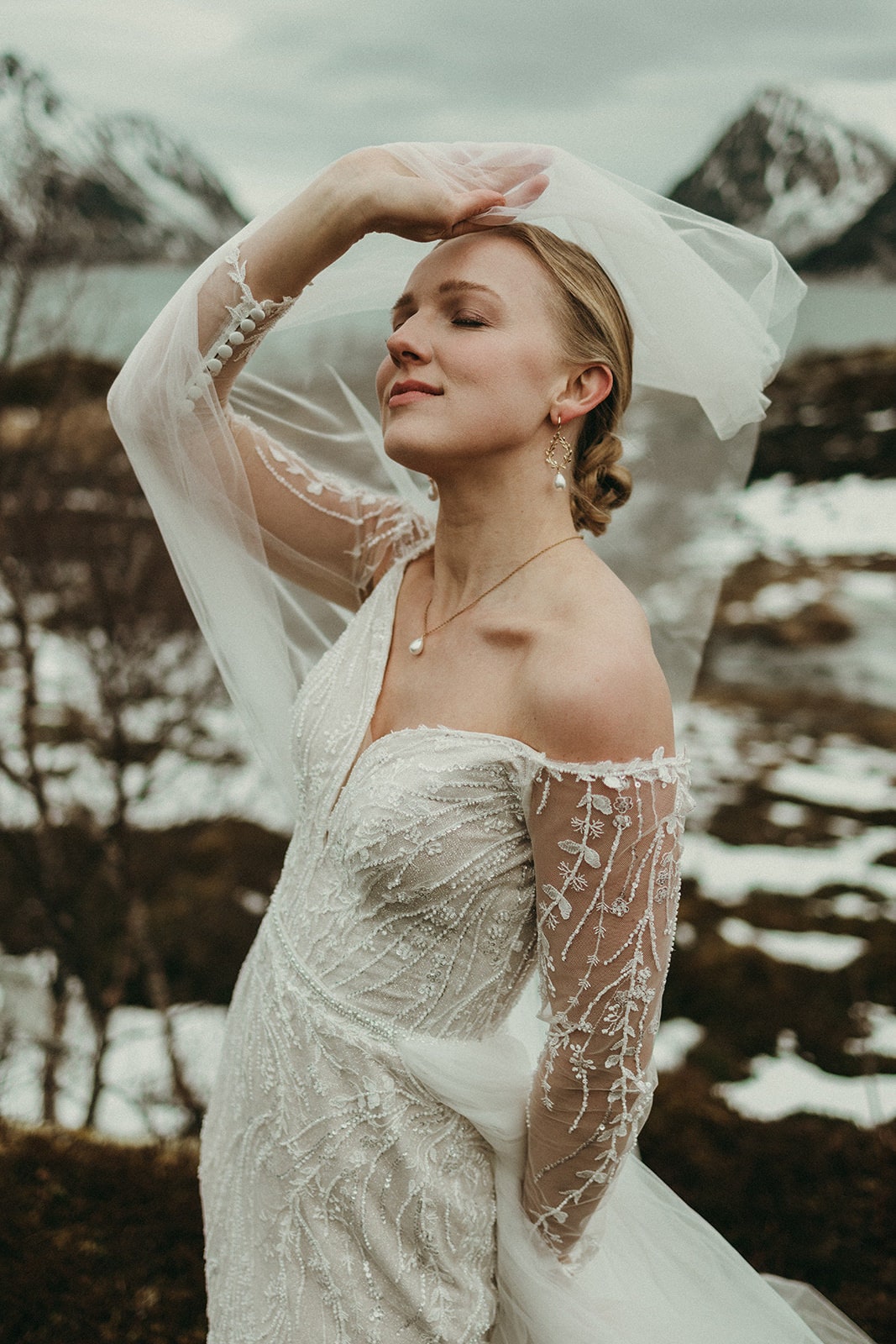 Florale Brautohrringe in Silber mit Perlenanhänger – Eleganter Brautschmuck für deinen besonderen Tag