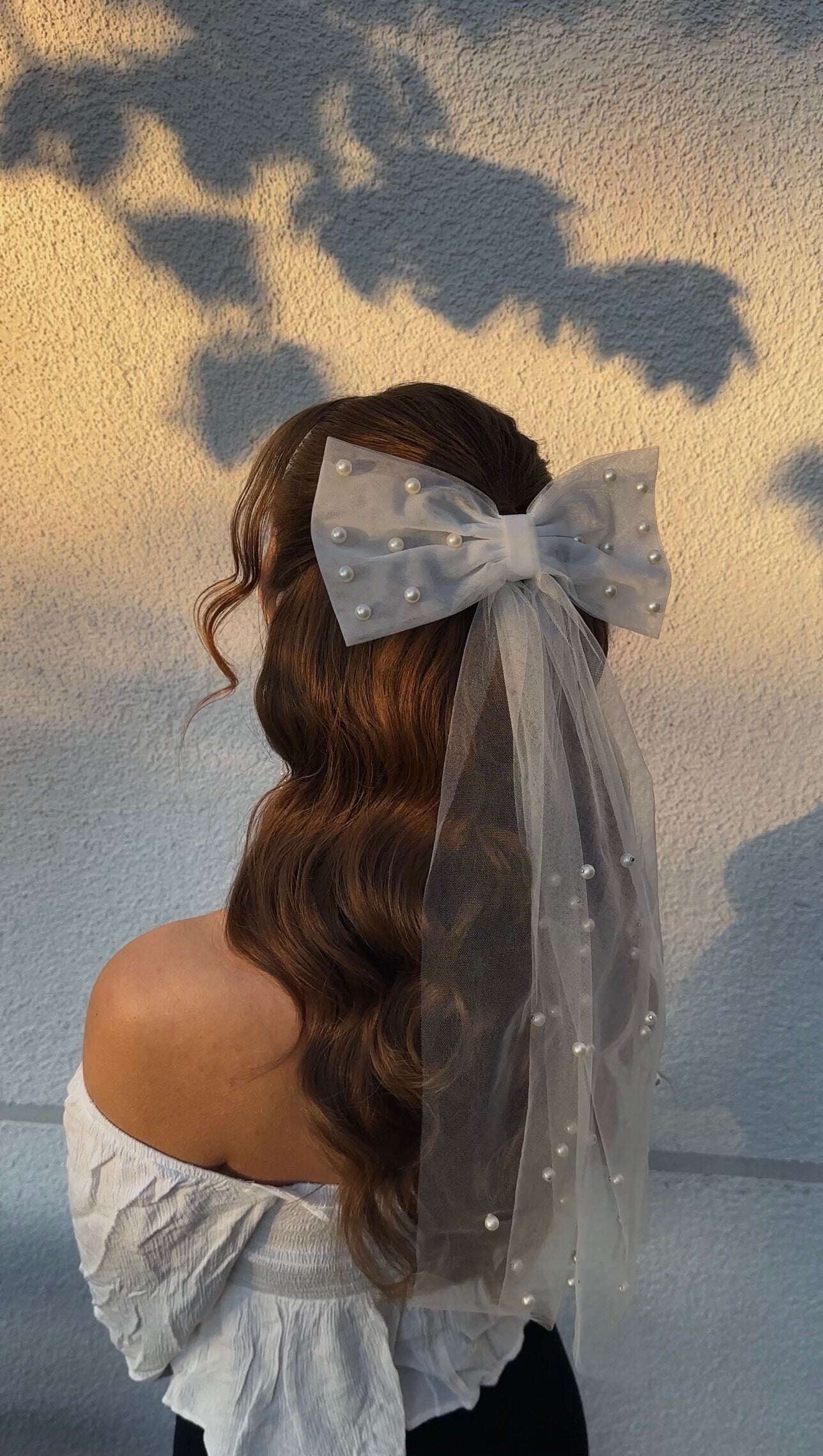 Perlenhaarschleife für die Braut – Zartes Haaraccessoire aus Chiffon mit Perlenverzierung