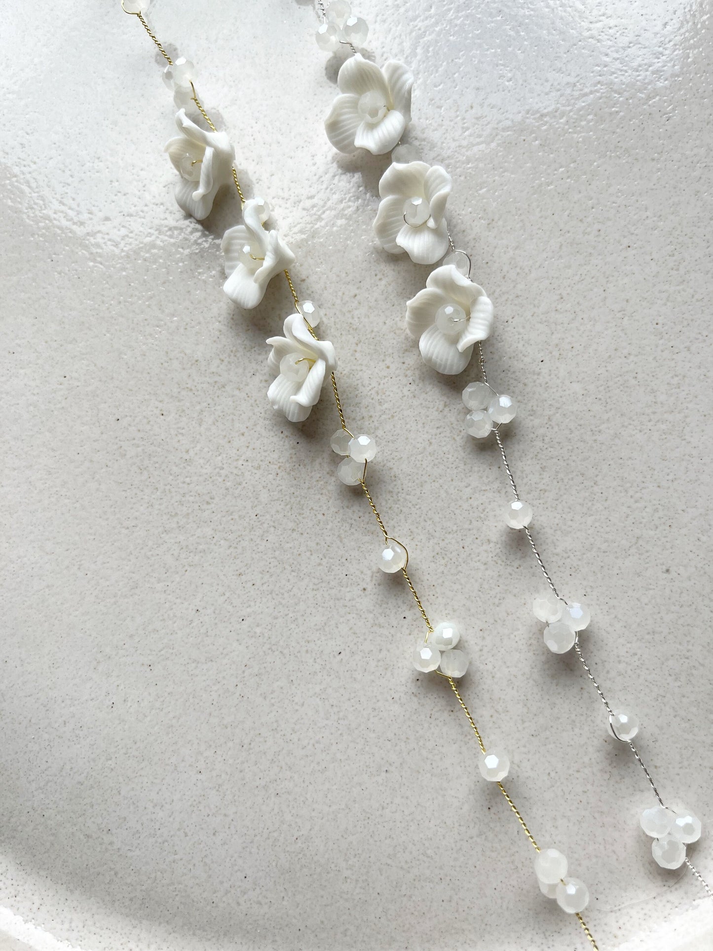 Braut Haardraht mit weißen Keramikblüten & Perlen – Floraler Haarschmuck zur Hochzeit | In Gold , Roségold oder Silber erhältlich