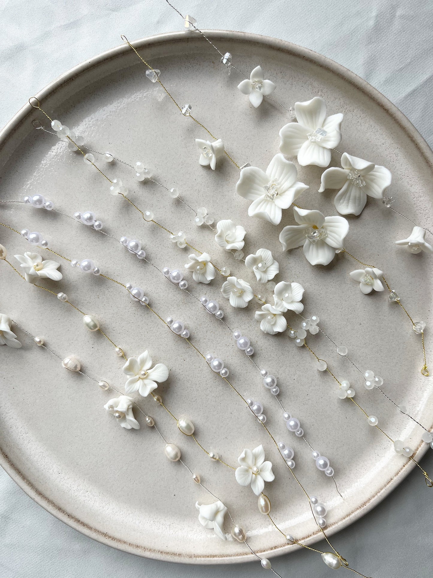 Braut Haardraht mit Keramikblüten & echten Süßwasserperlen – Floraler Haarschmuck zur Hochzeit | Handgefertigt mit vergoldetem Schmuckdraht