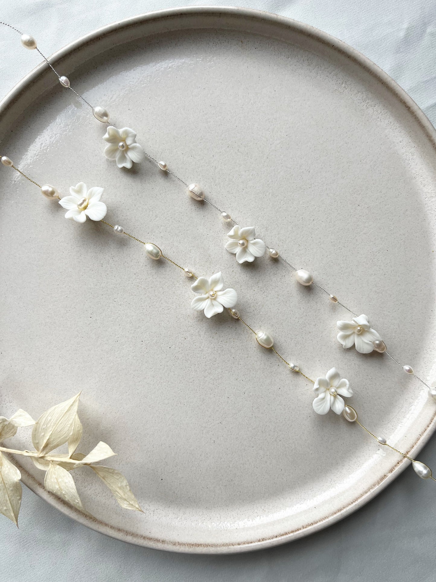 Braut Haardraht mit Keramikblüten & echten Süßwasserperlen – Floraler Haarschmuck zur Hochzeit | Handgefertigt mit vergoldetem Schmuckdraht