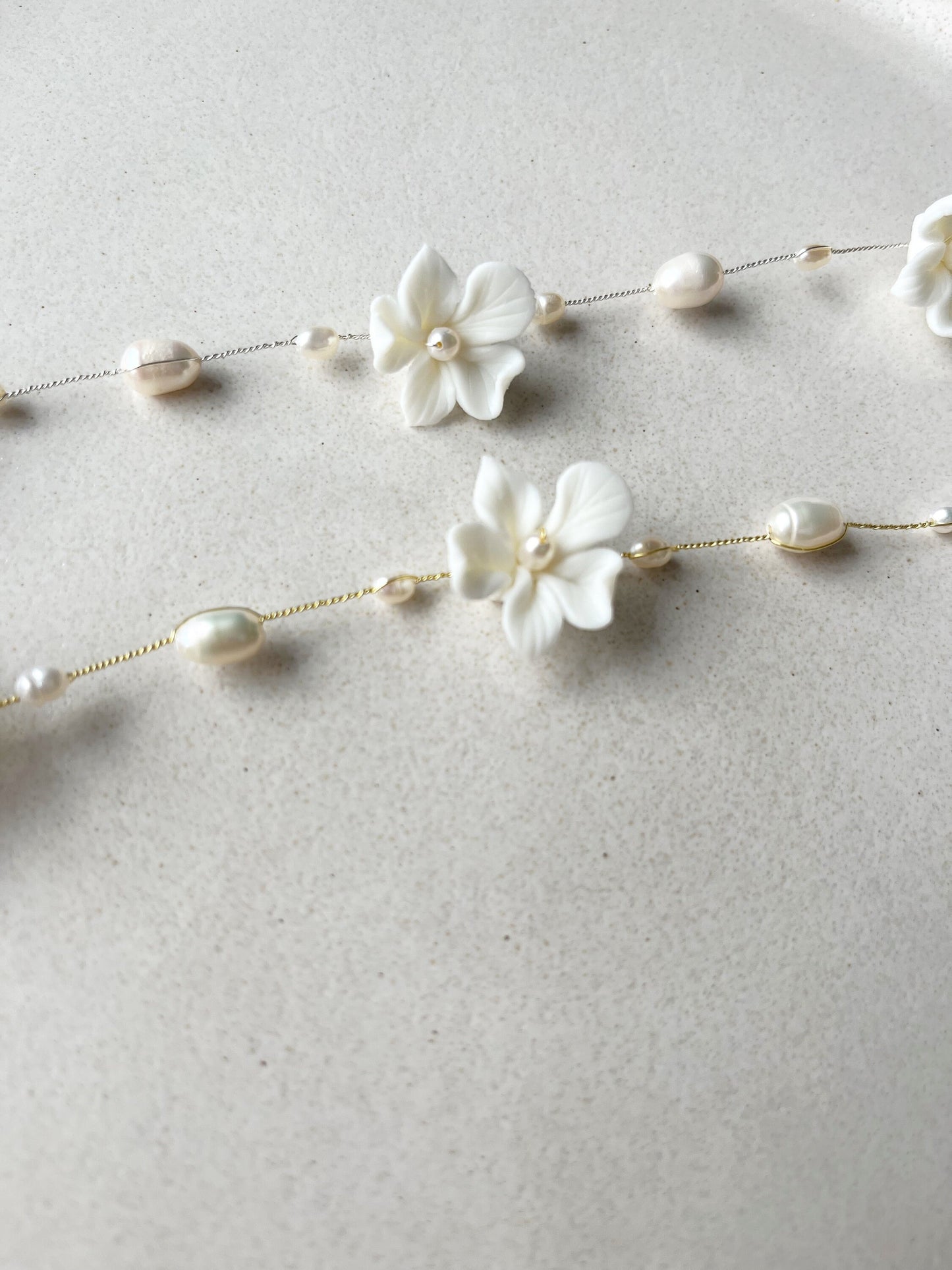 Braut Haardraht mit Keramikblüten & echten Süßwasserperlen – Floraler Haarschmuck zur Hochzeit | Handgefertigt mit vergoldetem Schmuckdraht