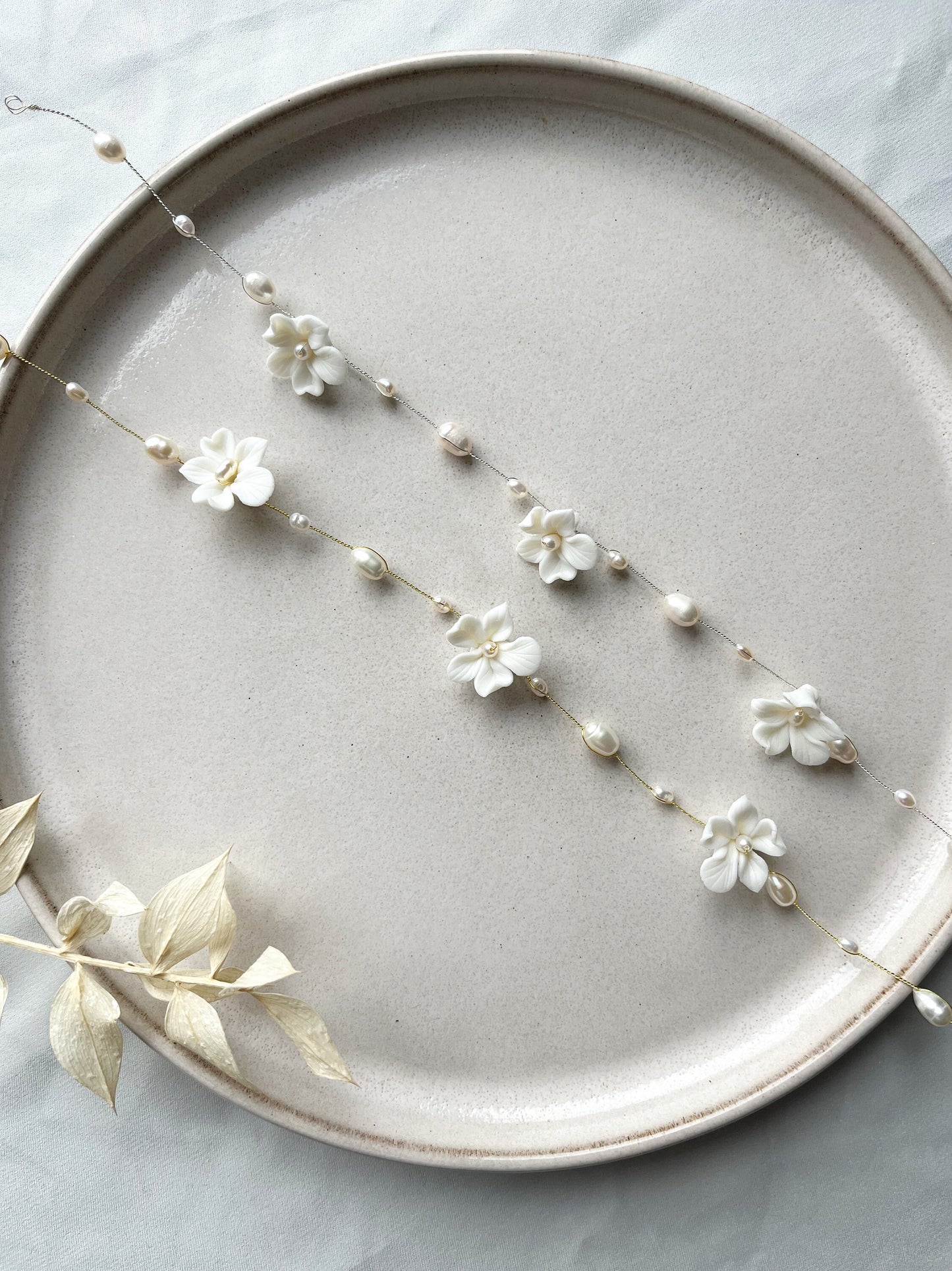 Braut Haardraht mit Keramikblüten & echten Süßwasserperlen – Floraler Haarschmuck zur Hochzeit | Handgefertigt mit vergoldetem Schmuckdraht