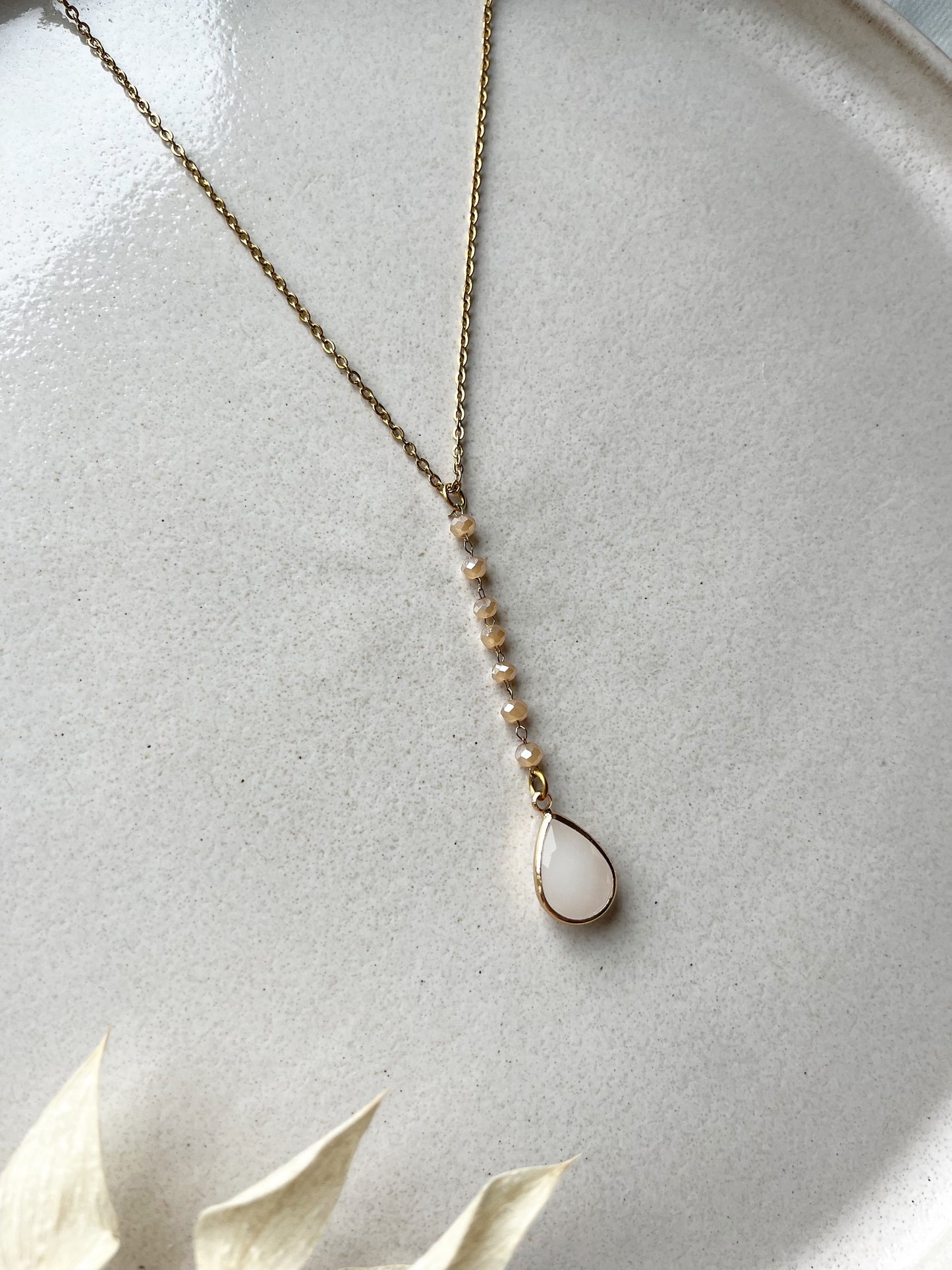 Zarte Y-Brautkette mit peachfarbenen Glasperlen – Vergoldete Edelstahl-Halskette zur Hochzeit | 40–45 cm Länge