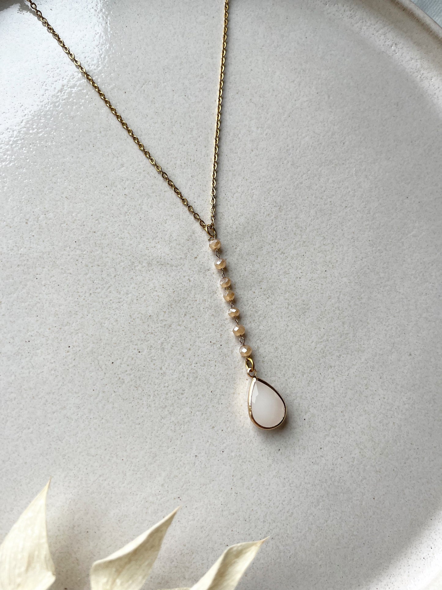 Zarte Y-Brautkette mit peachfarbenen Glasperlen – Vergoldete Edelstahl-Halskette zur Hochzeit | 40–45 cm Länge
