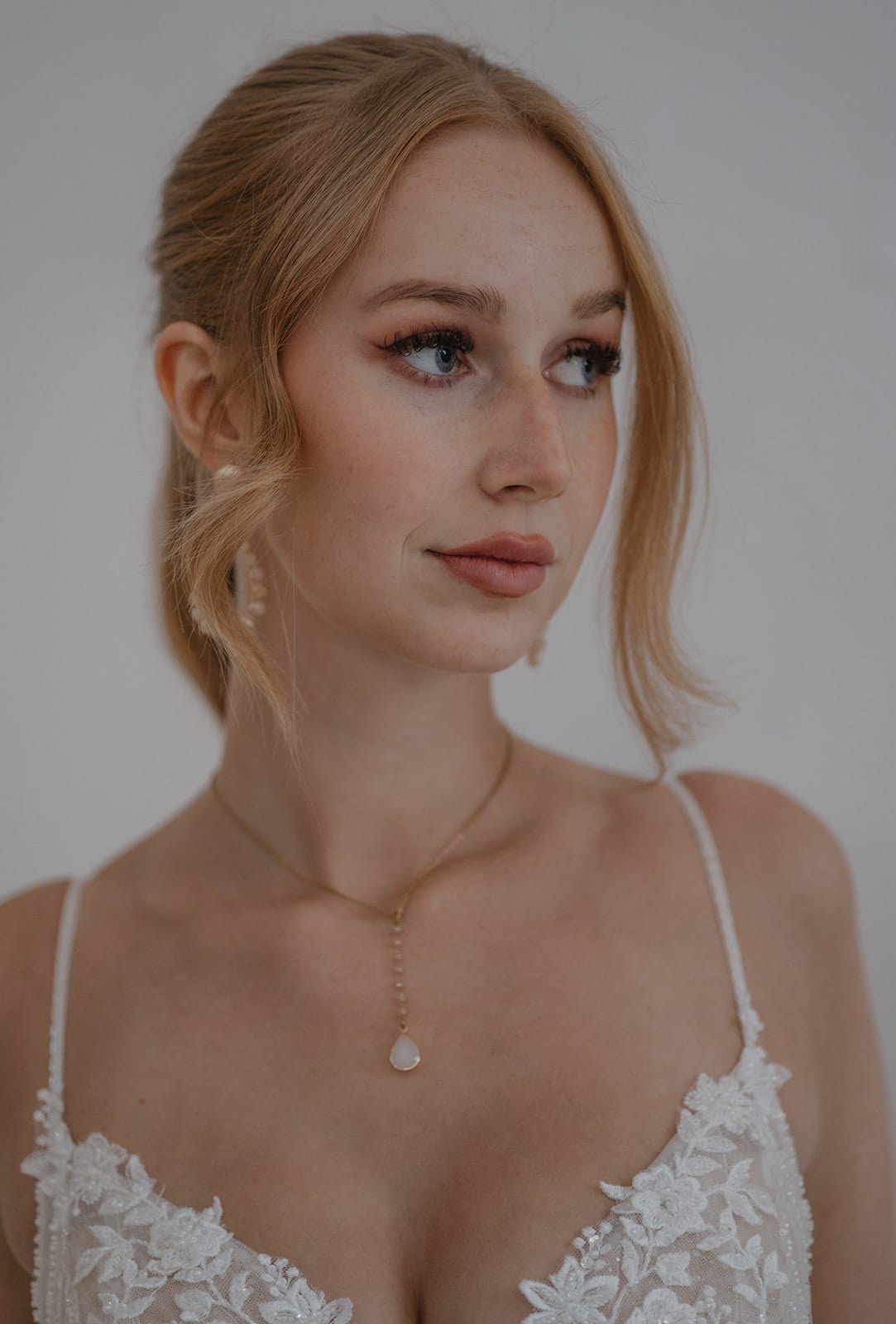 Zarte Y-Brautkette mit peachfarbenen Glasperlen – Vergoldete Edelstahl-Halskette zur Hochzeit | 40–45 cm Länge