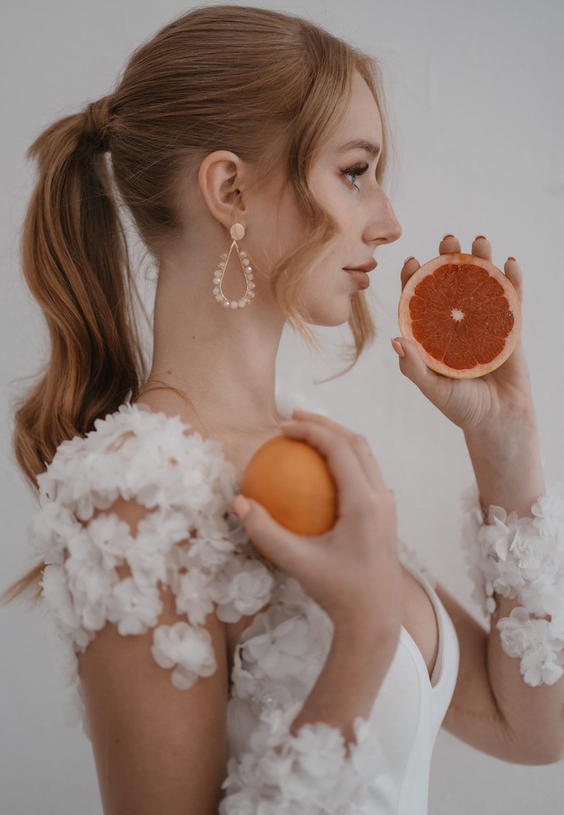 Zarte Y-Brautkette mit peachfarbenen Glasperlen – Vergoldete Edelstahl-Halskette zur Hochzeit | 40–45 cm Länge