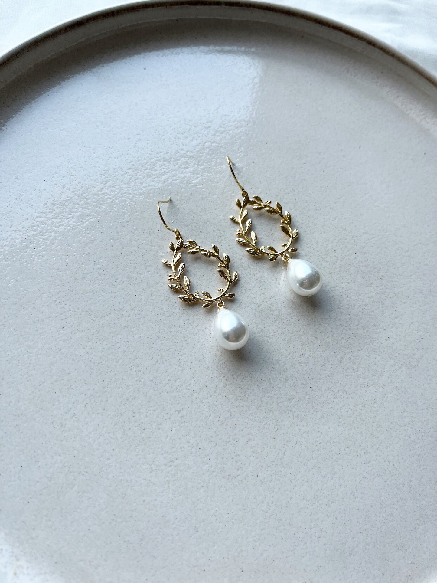 Florale Brautohrringe in Gold mit Perlenanhänger – Zarter Brautschmuck mit botanischem Flair
