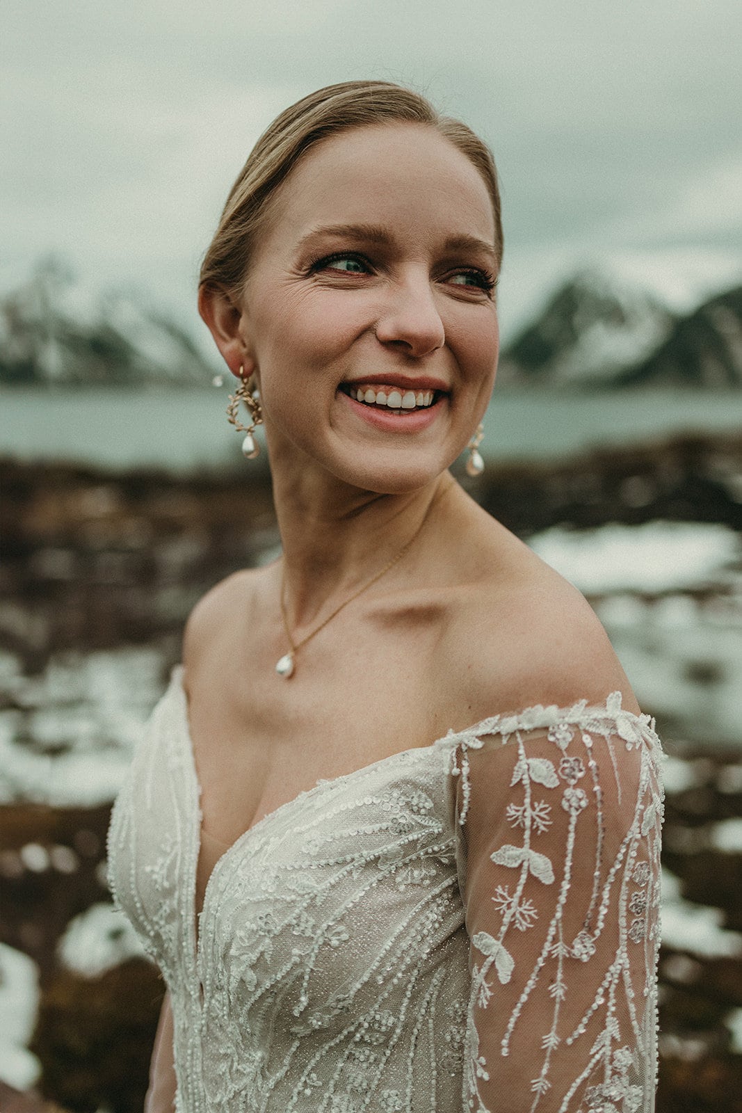 Florale Brautohrringe in Silber mit Perlenanhänger – Eleganter Brautschmuck für deinen besonderen Tag