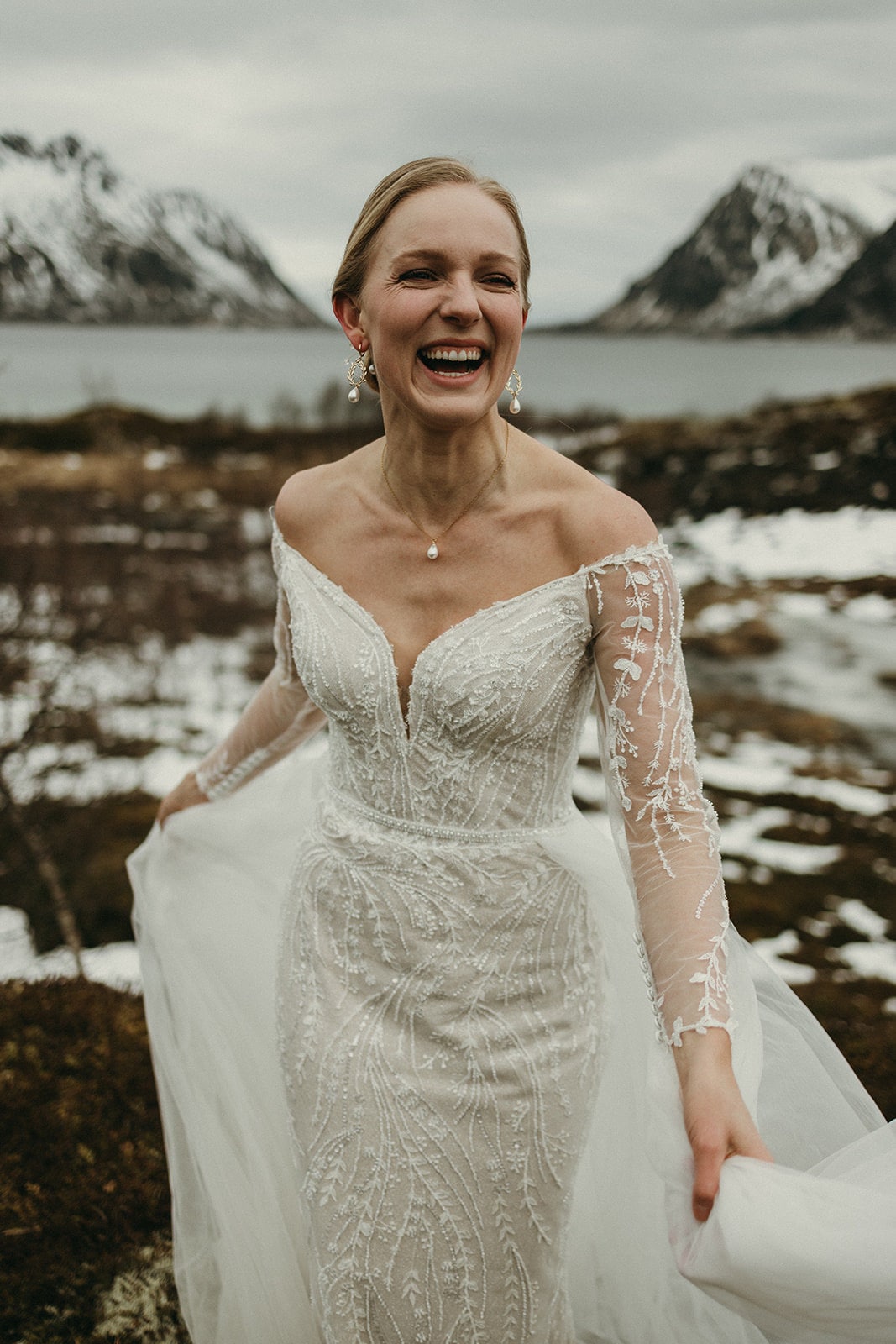 Florale Brautohrringe in Silber mit Perlenanhänger – Eleganter Brautschmuck für deinen besonderen Tag