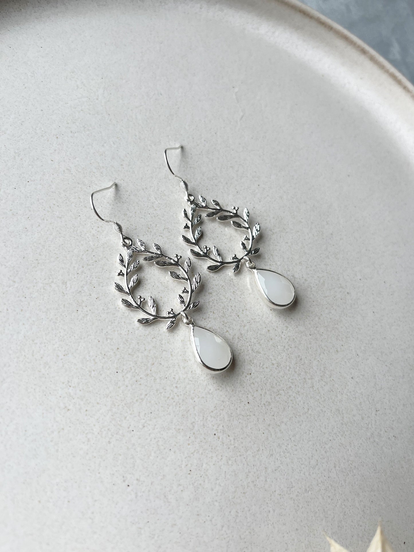 Florale Brautohrringe mit Tropfenanhänger – Zarter Brautschmuck in Sterling-versilbertem Edelstahl