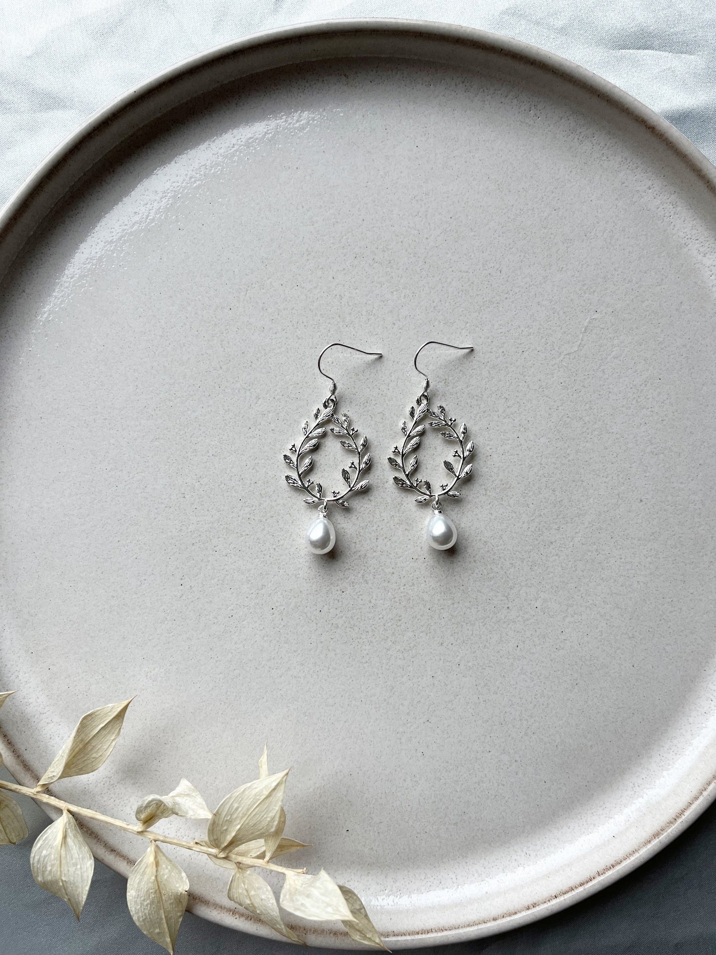 Florale Brautohrringe in Silber mit Perlenanhänger – Eleganter Brautschmuck für deinen besonderen Tag