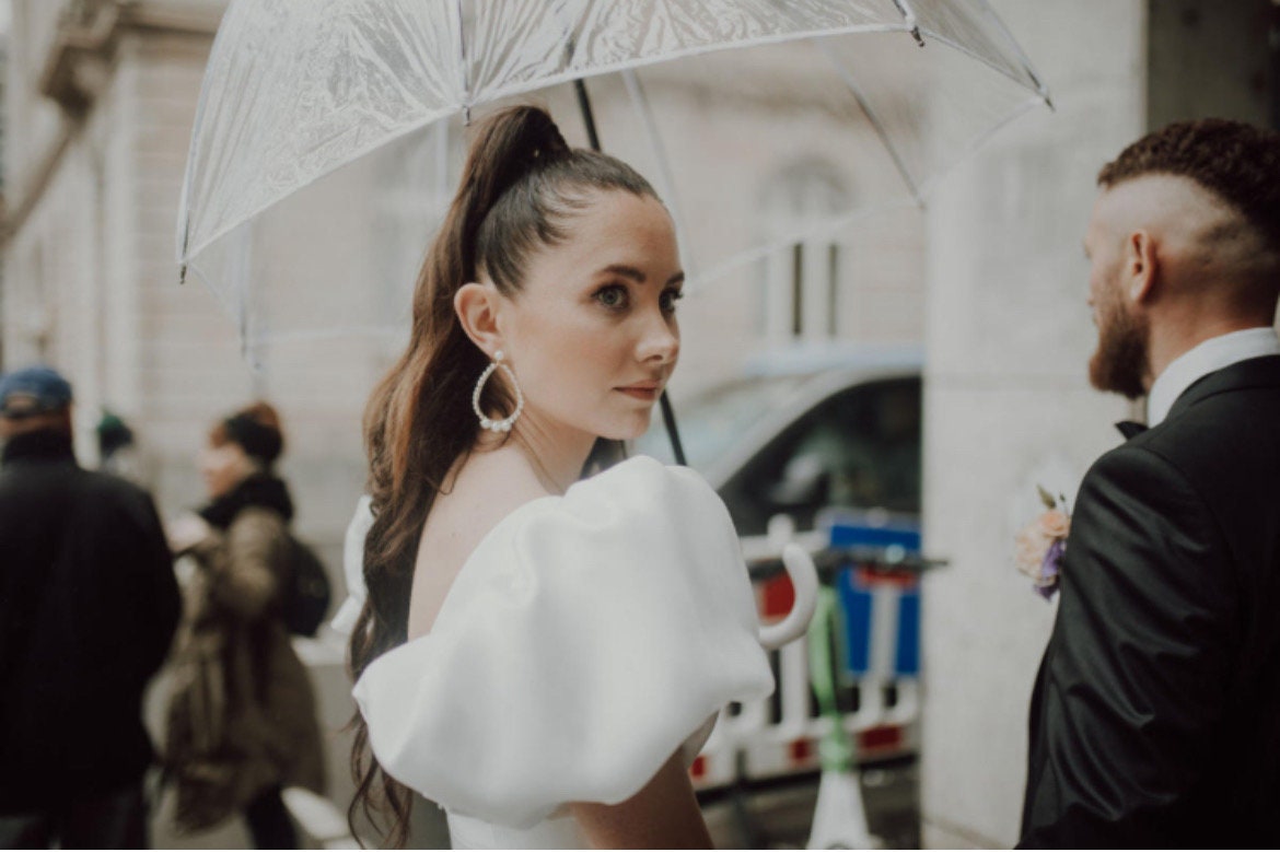 Statement Perlenohrringe für die Braut – Eleganter Tropfenschmuck mit vergoldetem Edelstahlstecker